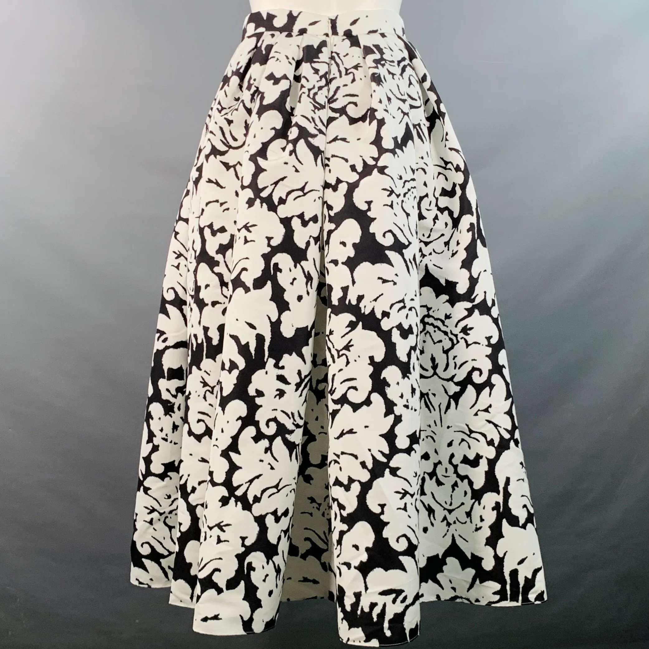 ALEXANDER MCQUEEN Size 8 White Black Taffeta Abstract Pleated Midi Skirt - Image 2