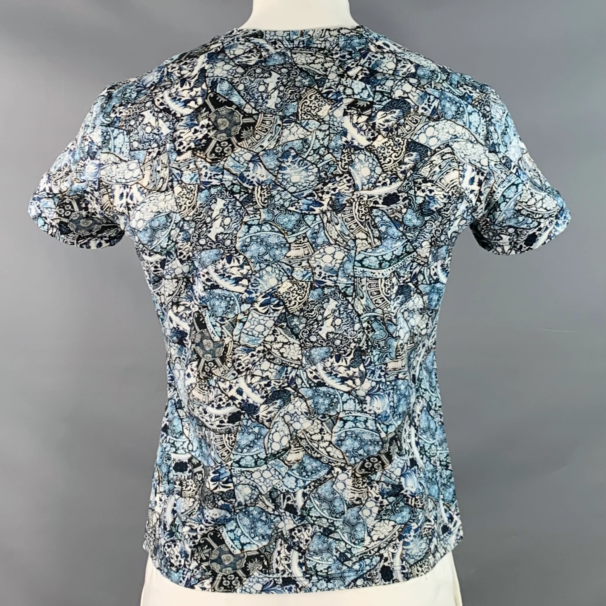 ALEXANDER MCQUEEN Size XL Blue White Black Skulls Kintsugi Cotton Slim Fit Short Sleeve T-shirt - Image 4