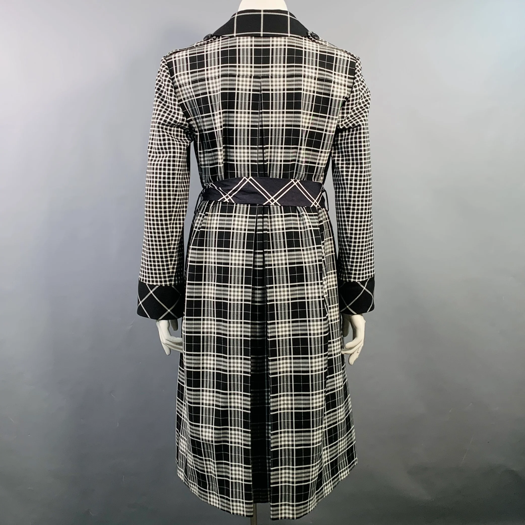 ALICE + OLIVIA Size L Black White Polyester Blend Plaid Double Breasted Belted Trenchcoat - Image 4