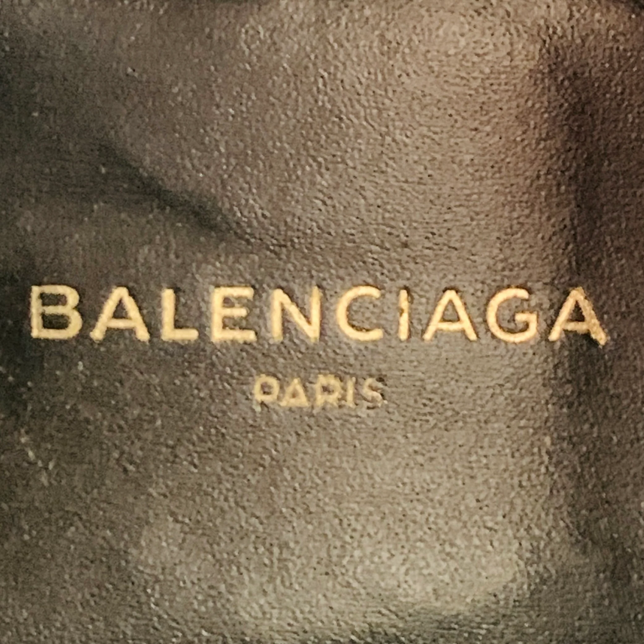 BALENCIAGA Size 8 Black Gold Logo Patent Leather Ankle Kitten Heel Boots - Image 7
