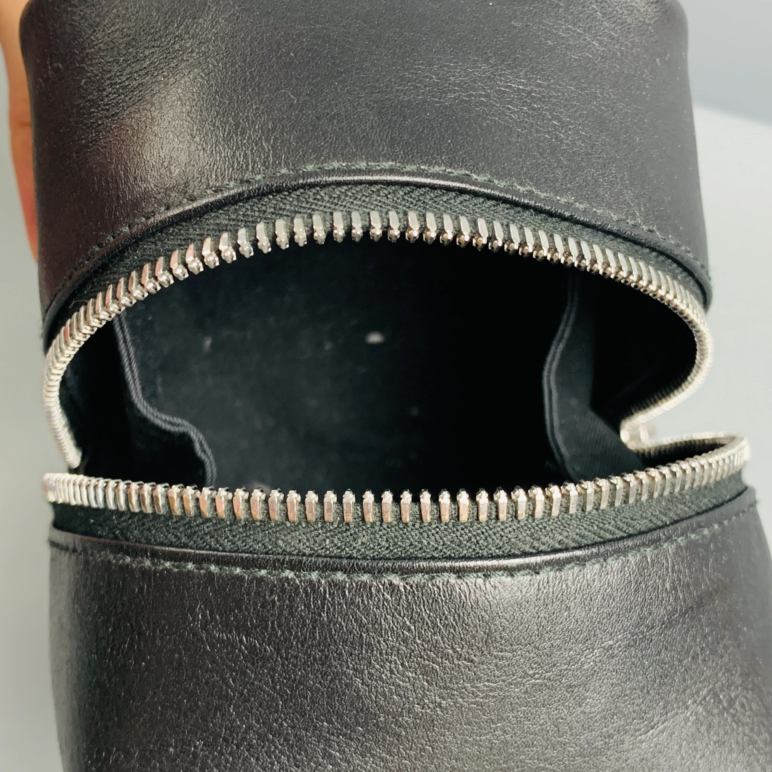 BALLY Black Leather Toiletry Handbag - Image 6