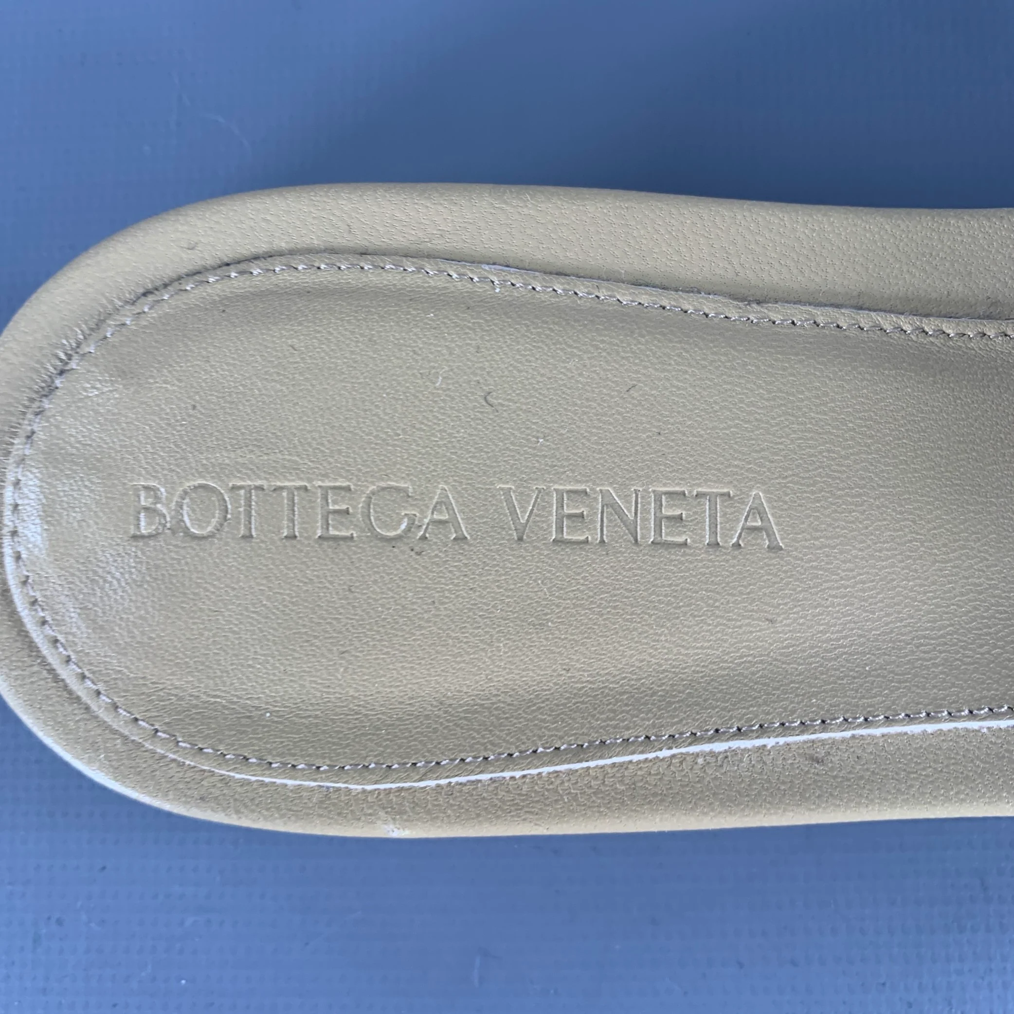 BOTTEGA VENETA Size 10 Tan Leather Padded Quilted Sandals - Image 6