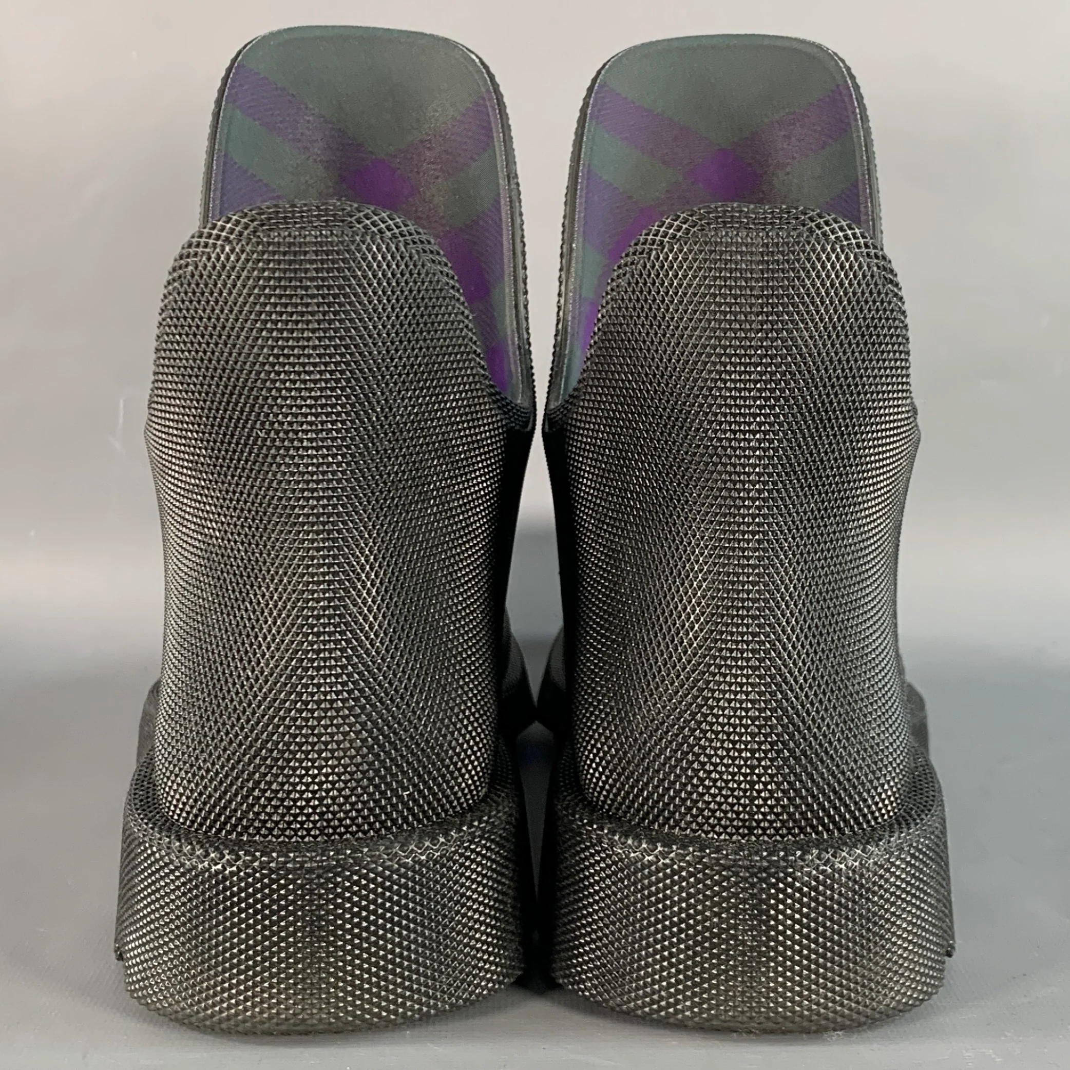 BURBERRY Size 10 Marsh Low Black Textured Rubber Lug Sole Ankle Rain Boots - Image 3