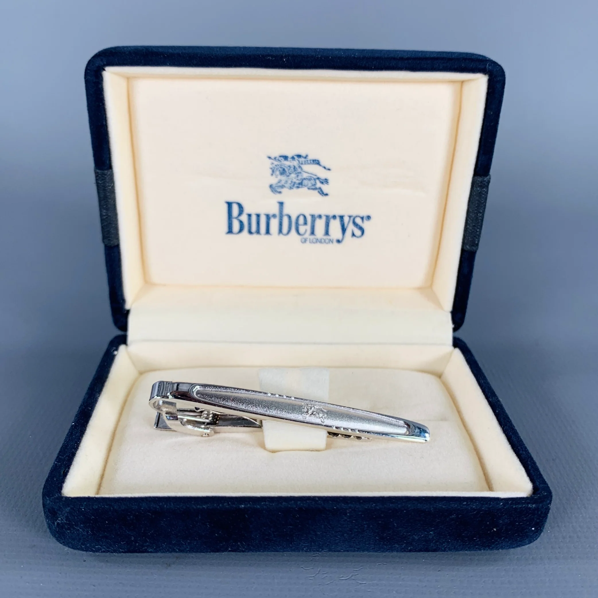 BURBERRYS Silver Metal Logo Tie Clip - Image 5