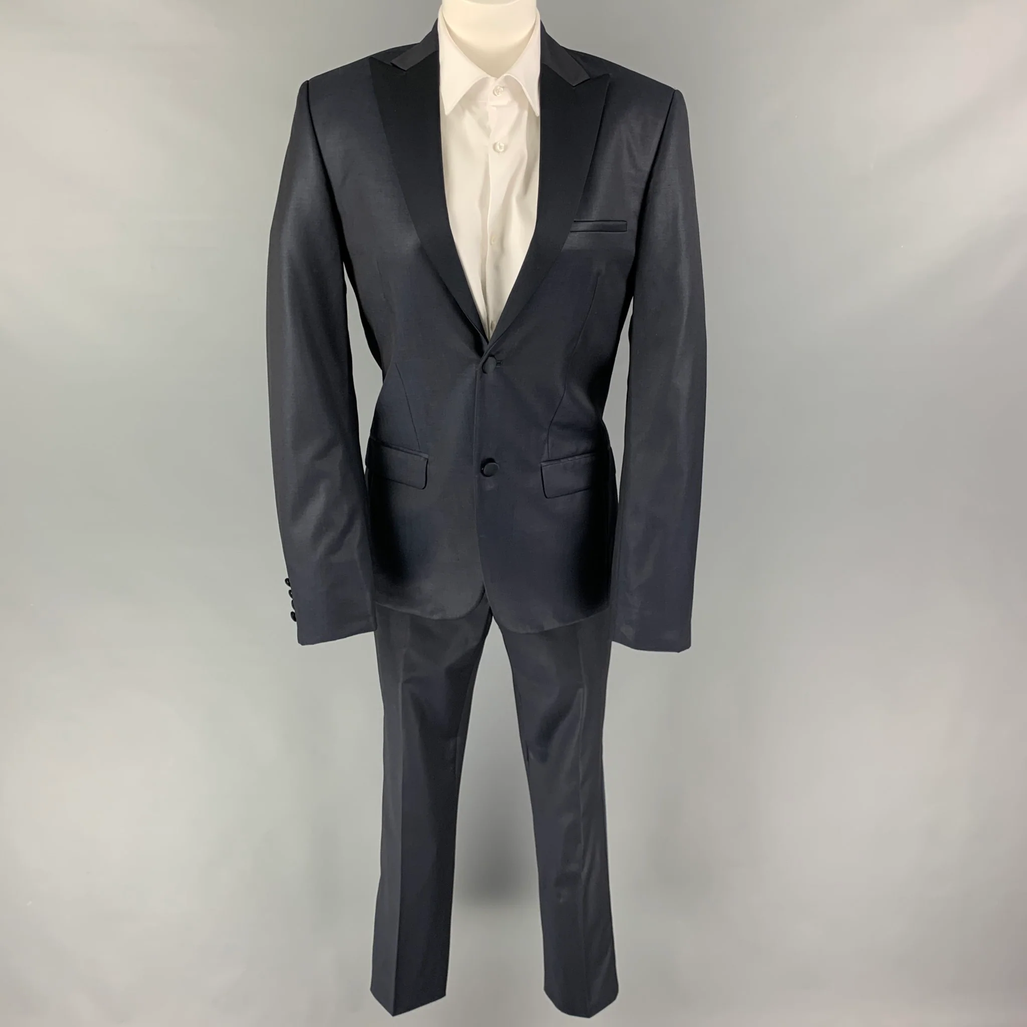 CALVIN KLEIN COLLECTION Size 34 Navy Black Wool Peak Lapel Tuxedo Suit - Image 2