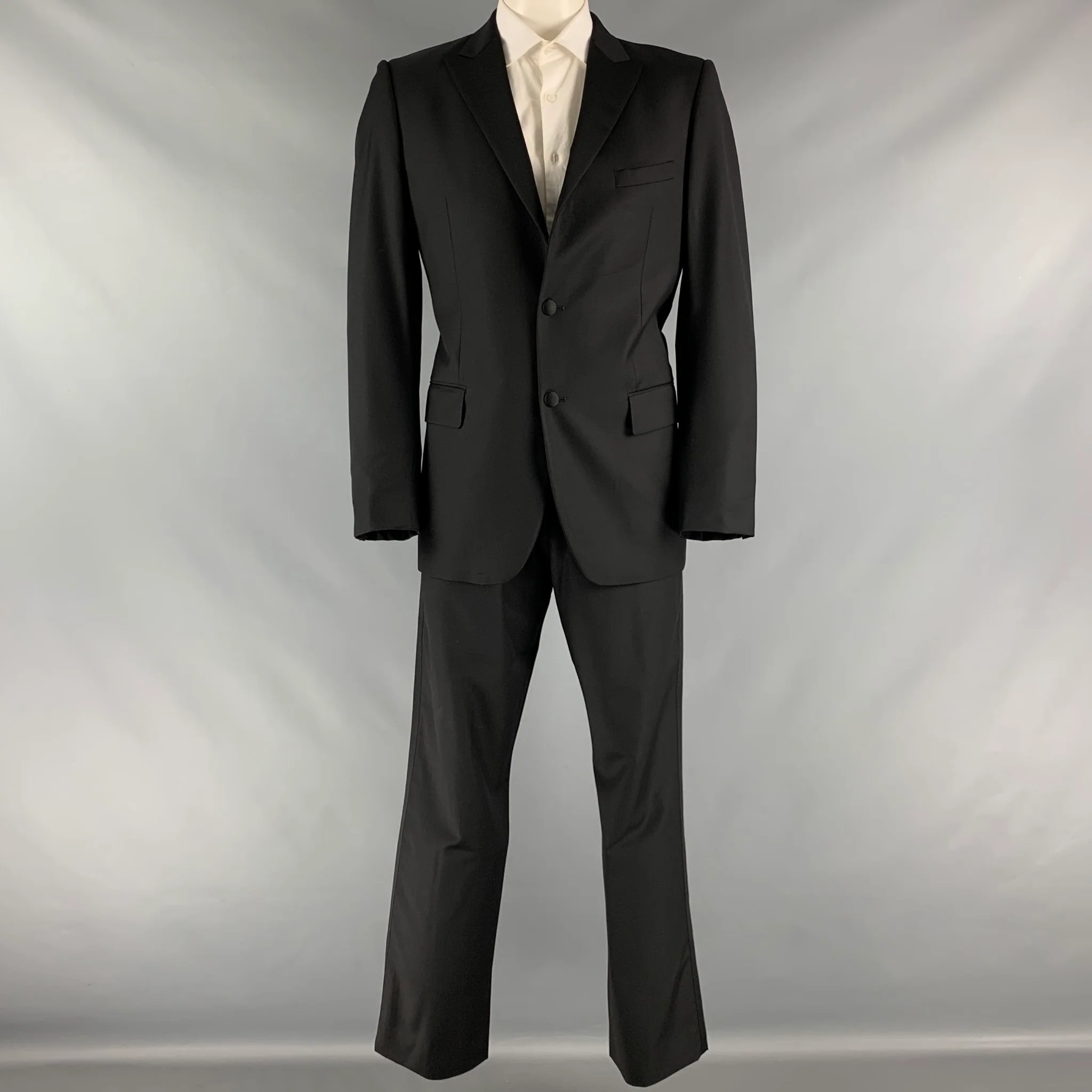 CALVIN KLEIN COLLECTION Size 42 Black Solid Wool Peak Lapel Tuxedo - Image 2