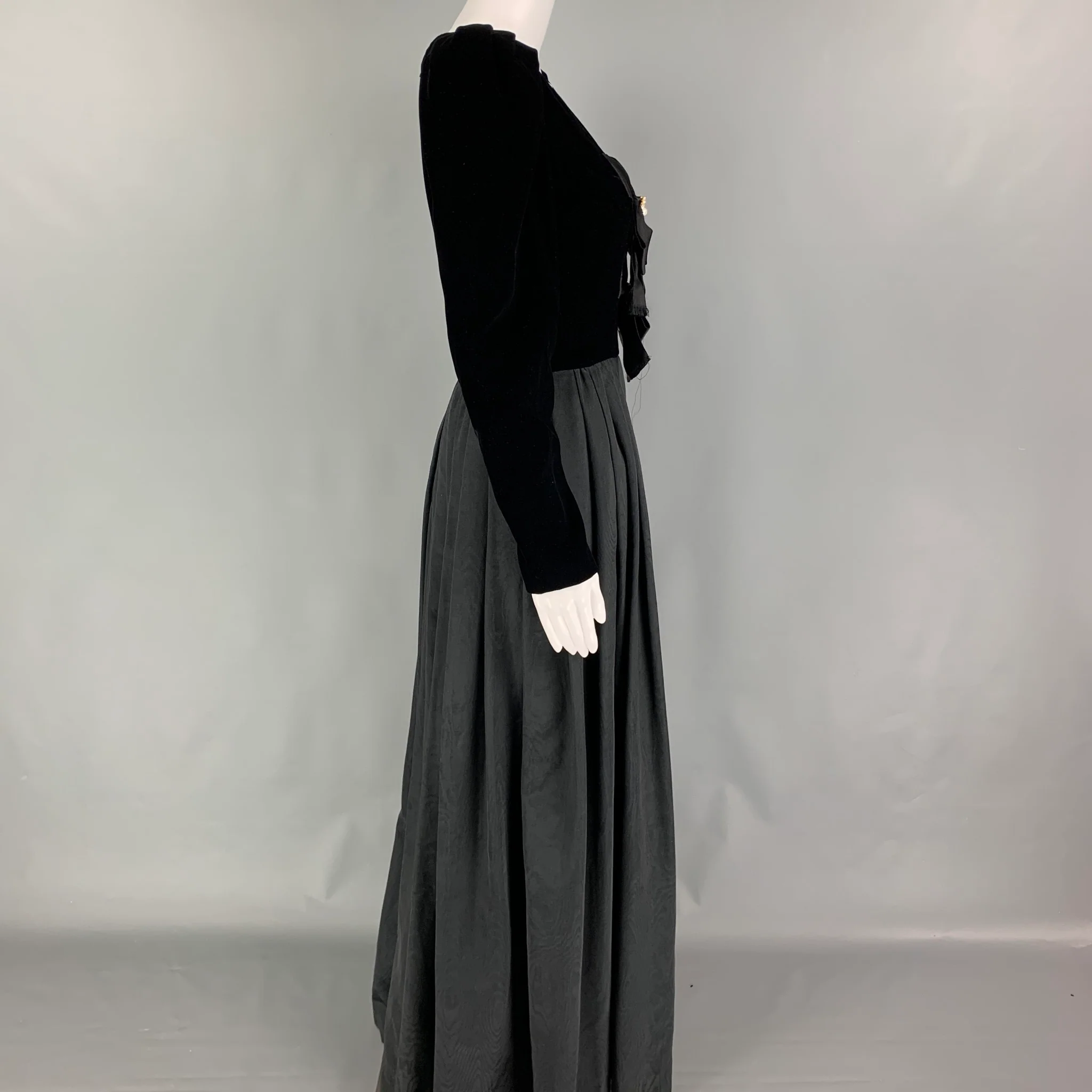 CAROLYNE ROEHM Size 6 Black Taffeta Moare' Long Dress - Image 3