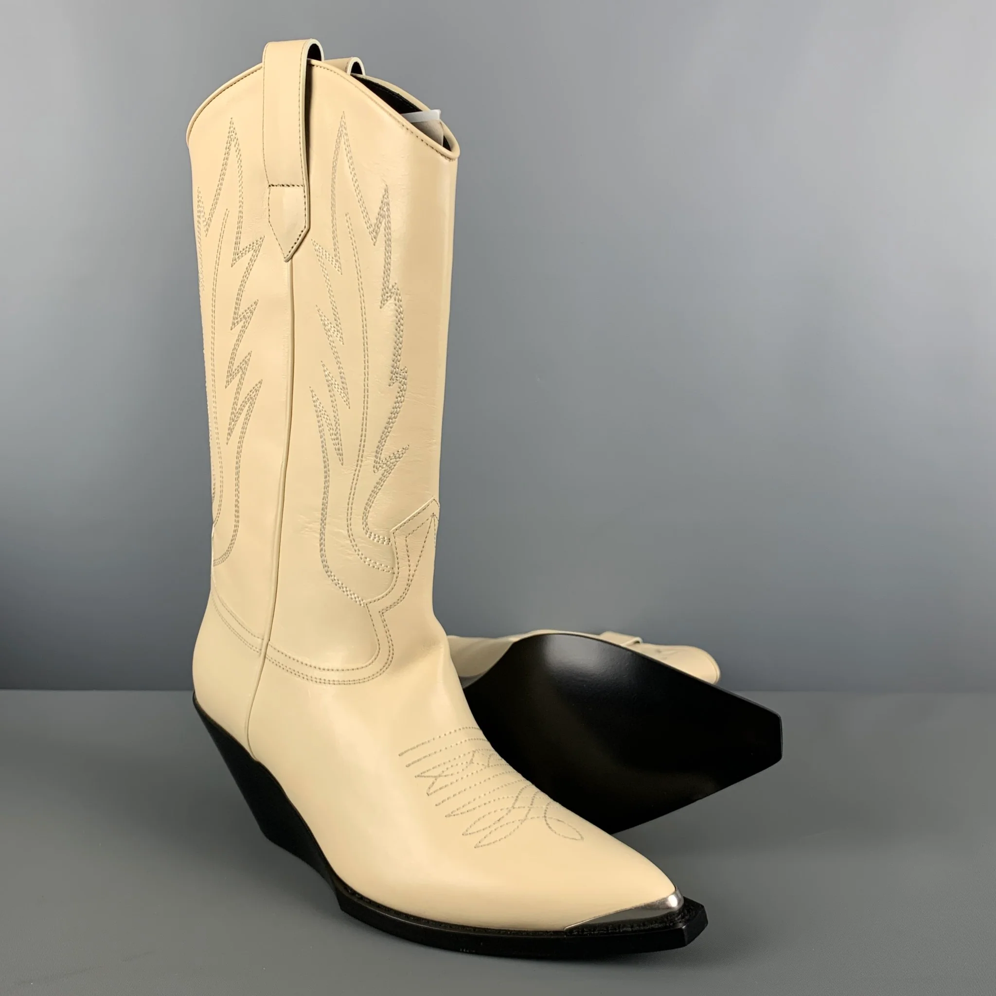 CELINE Size 8 Beige Leather Boots - Image 4