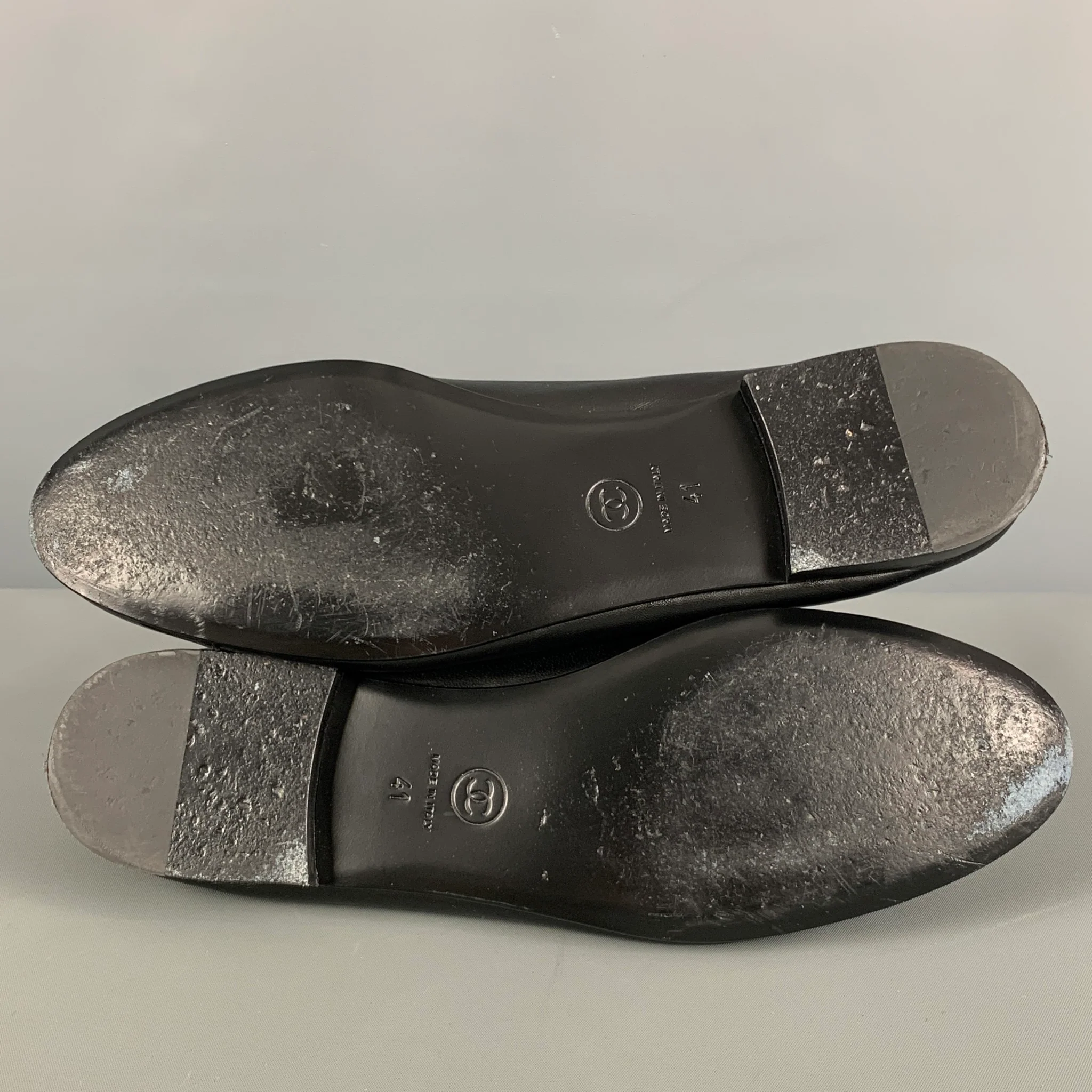 CHANEL Size 11 Black Leather Cap Toe Flats - Image 6