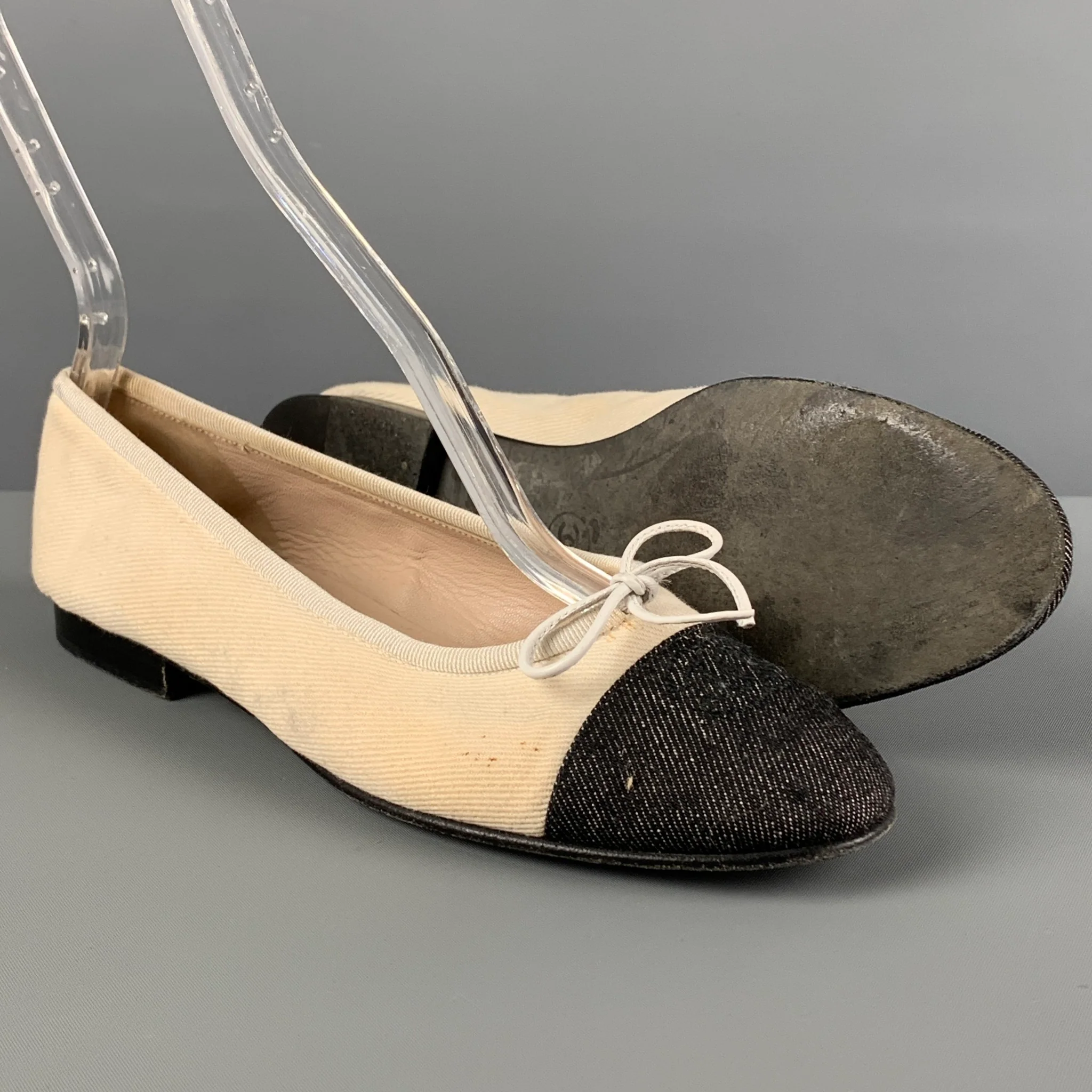 CHANEL Size 5.5 Cream Black Denim Ballet Flats - Image 4