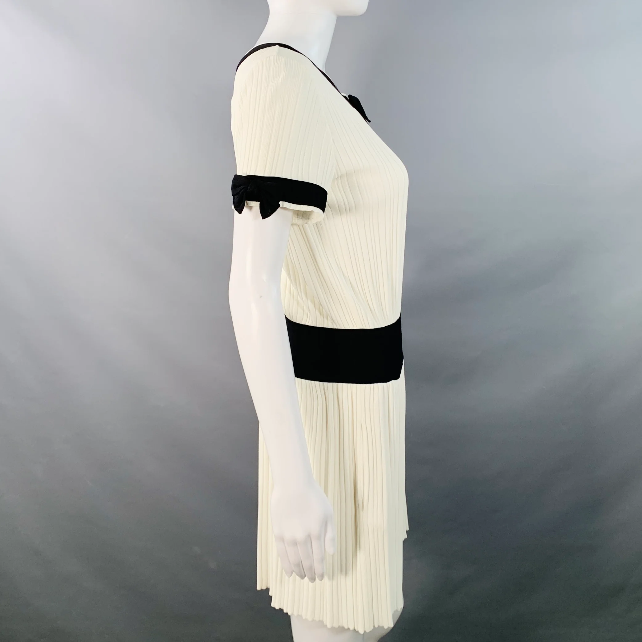 CHANEL Size 6 Cream Black Viscose Blend Ribbed Contrast Trim Drop Waist Bow Cocktail Dress - Image 4