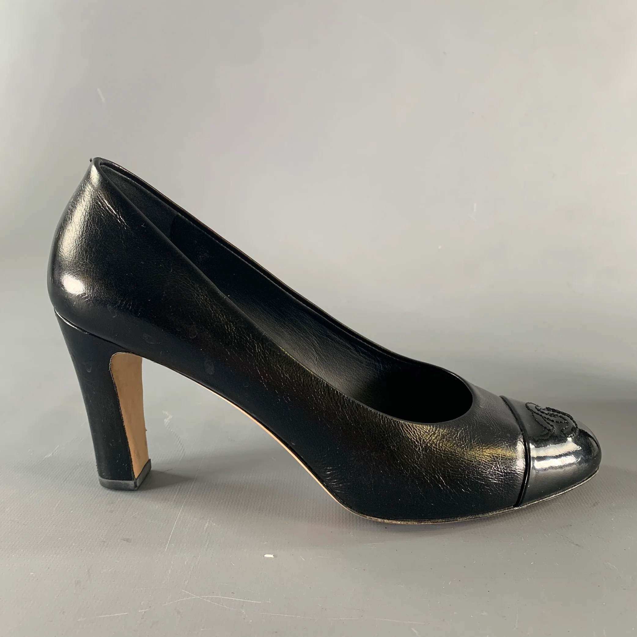 CHANEL Size 8.5 Black Leather Classic Pumps - Image 3