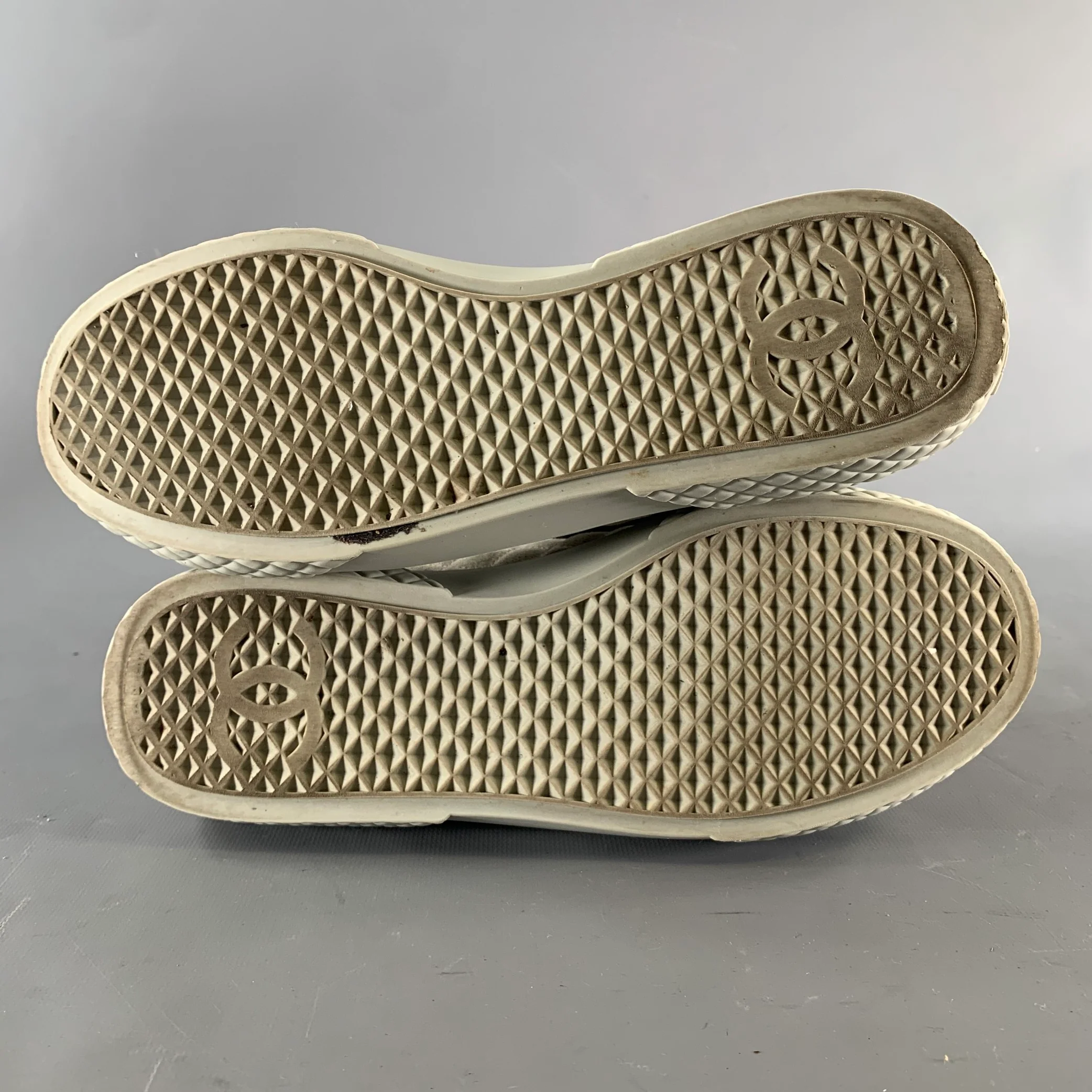 CHANEL Size 8.5 Grey Canvas Quilted Leather Trim Lace Up Sneakers - Image 6