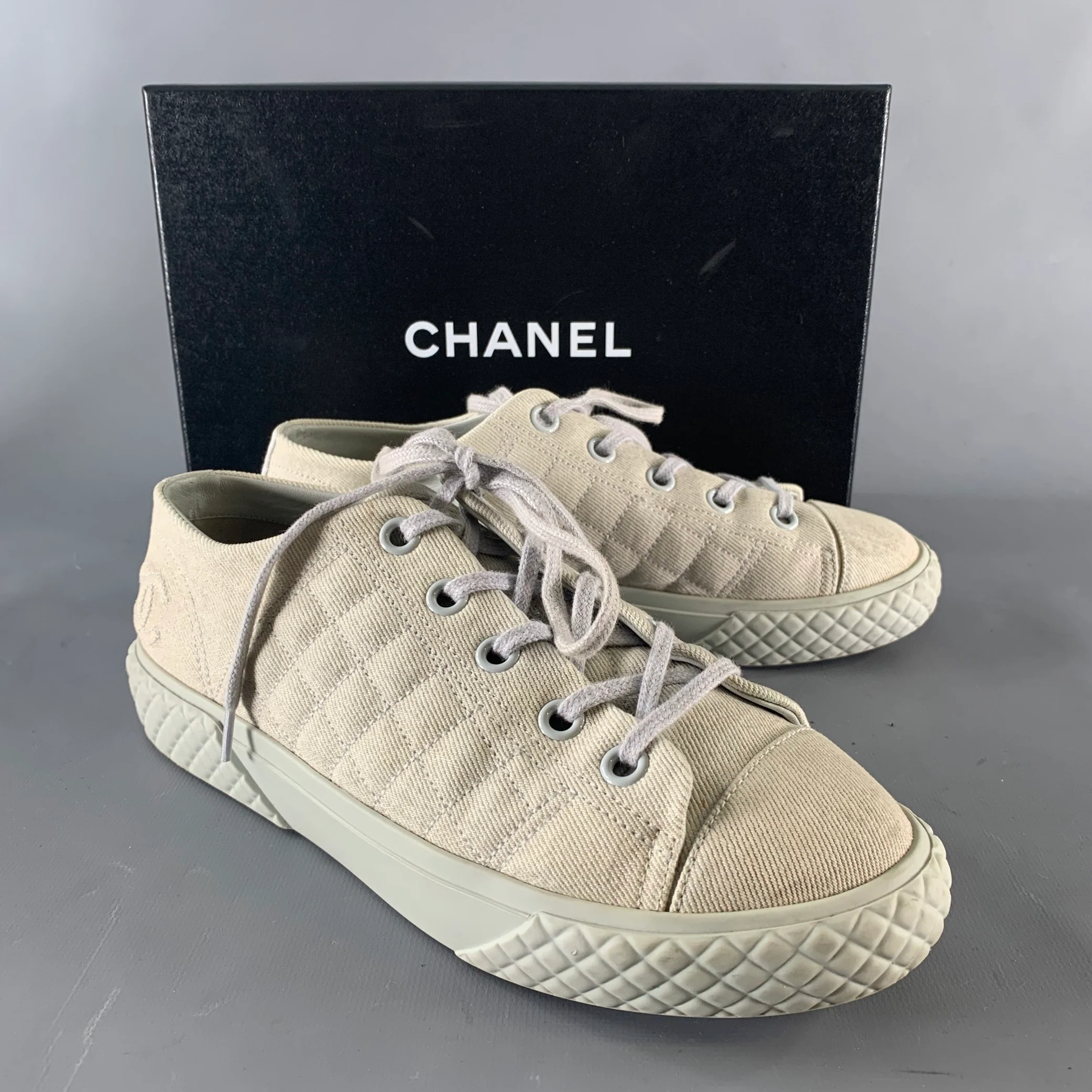 CHANEL Size 8.5 Grey Canvas Quilted Leather Trim Lace Up Sneakers - Image 7
