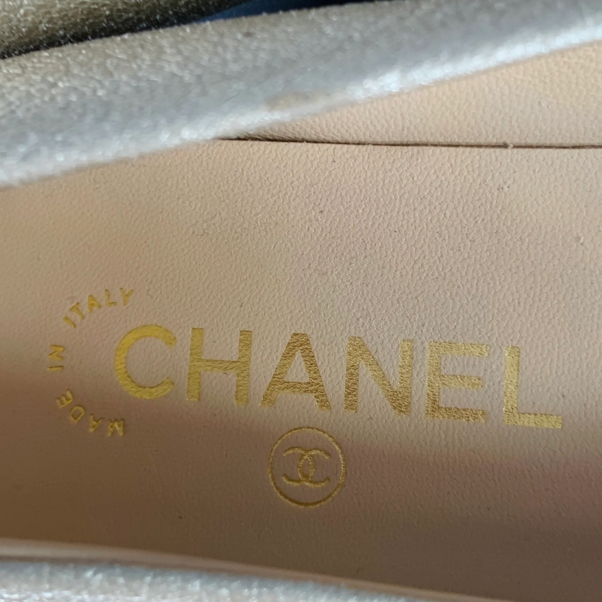 CHANEL Size 8 Gold Black Leather Cap Toe Flats - Image 7