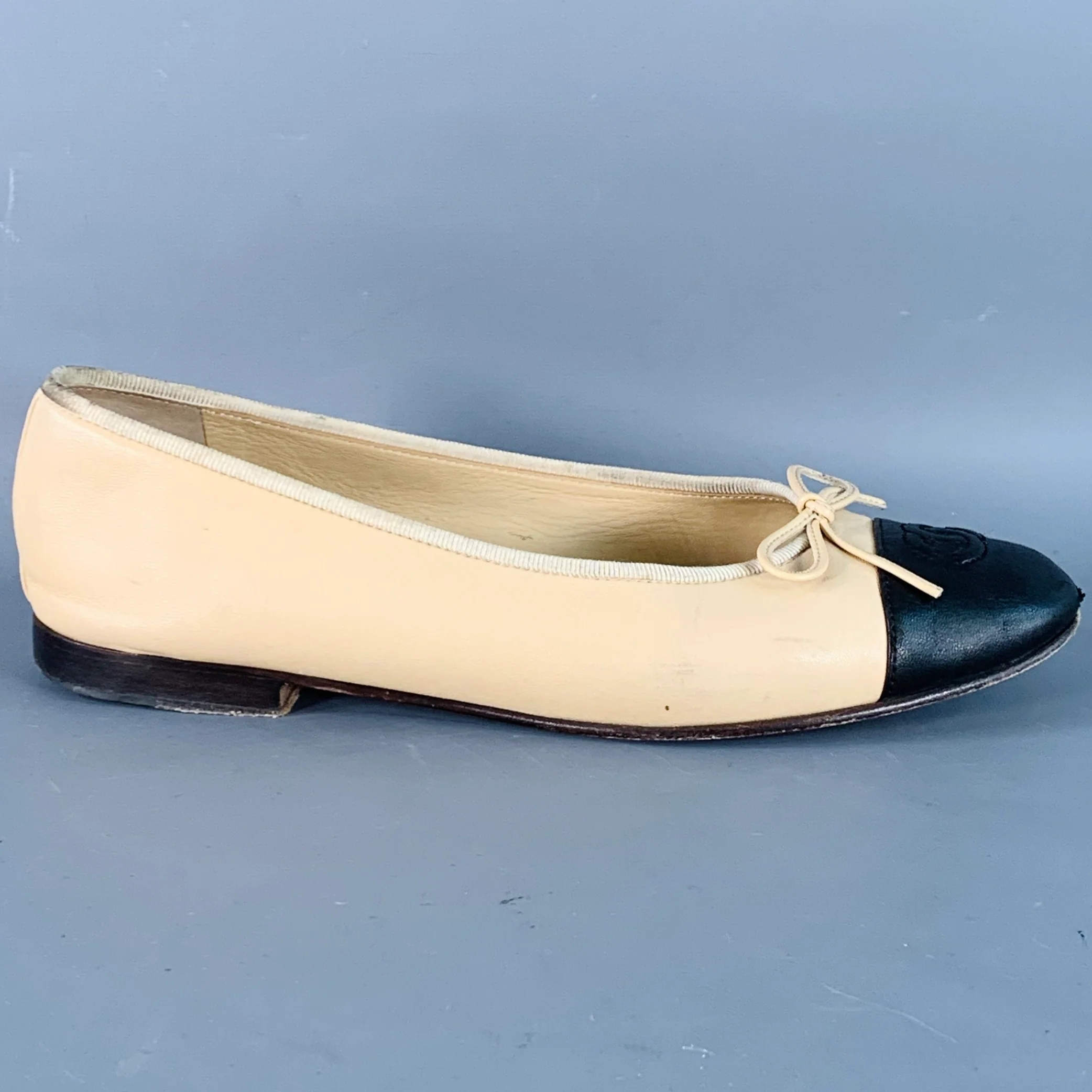 CHANEL Size 9 Beige Black Leather Monogram Cap Toe Flats - Image 2