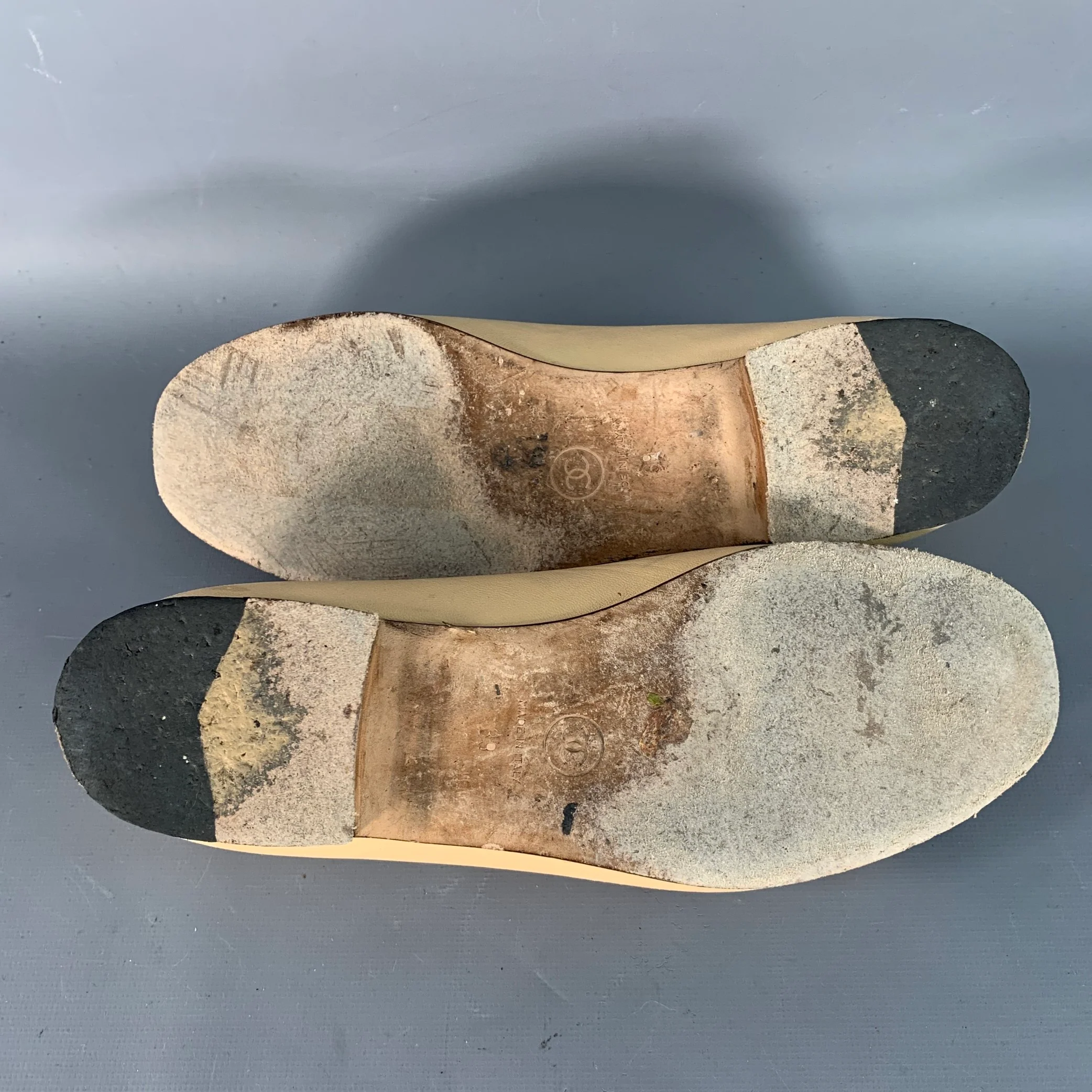 CHANEL Size 9 Beige Black Leather Monogram Cap Toe Flats - Image 6