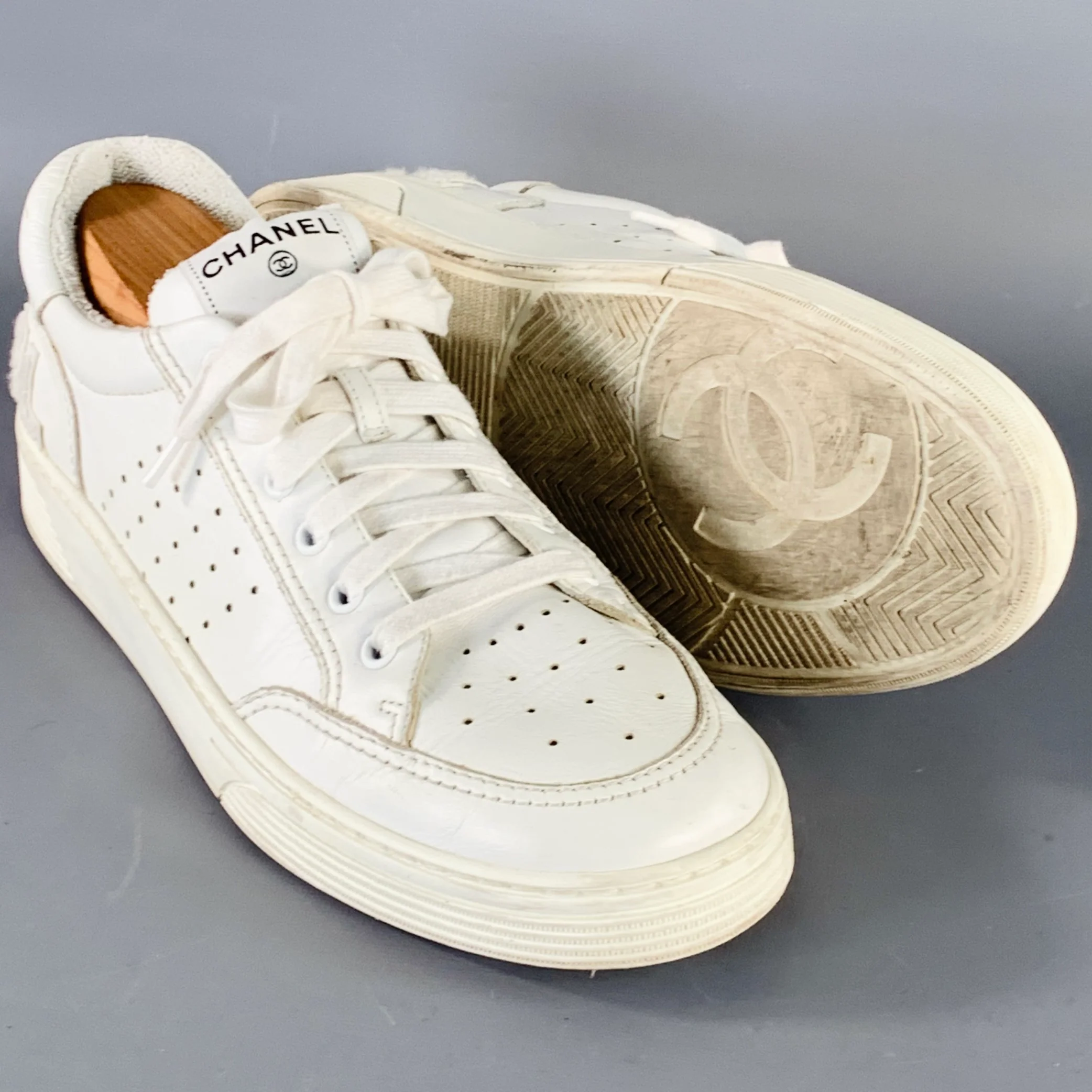 CHANEL Size 9 White Perforated Leather Logo Lace-Up Sneakers - Image 5