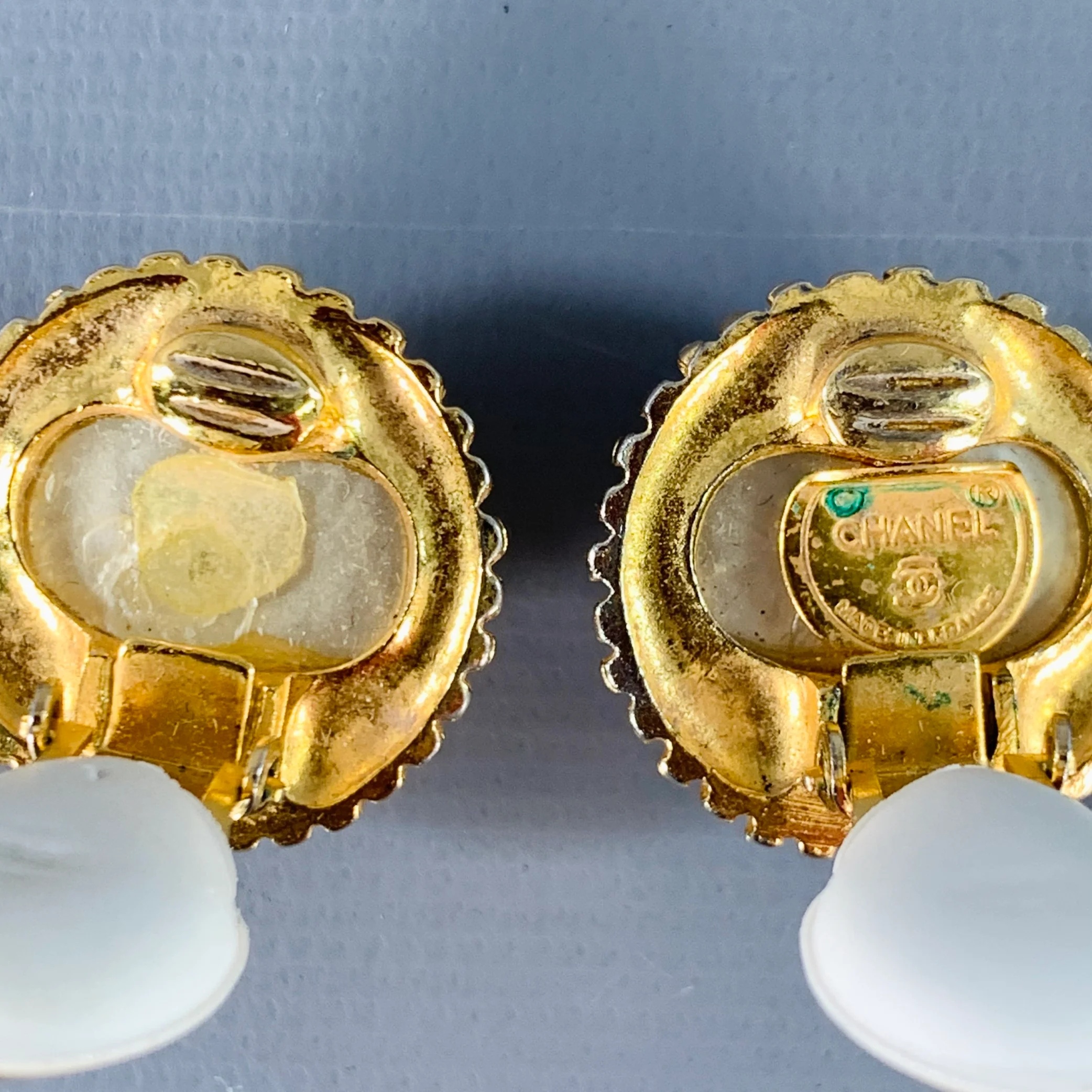 CHANEL Vintage White Gold Faux Pearl Clip On Earrings - Image 3
