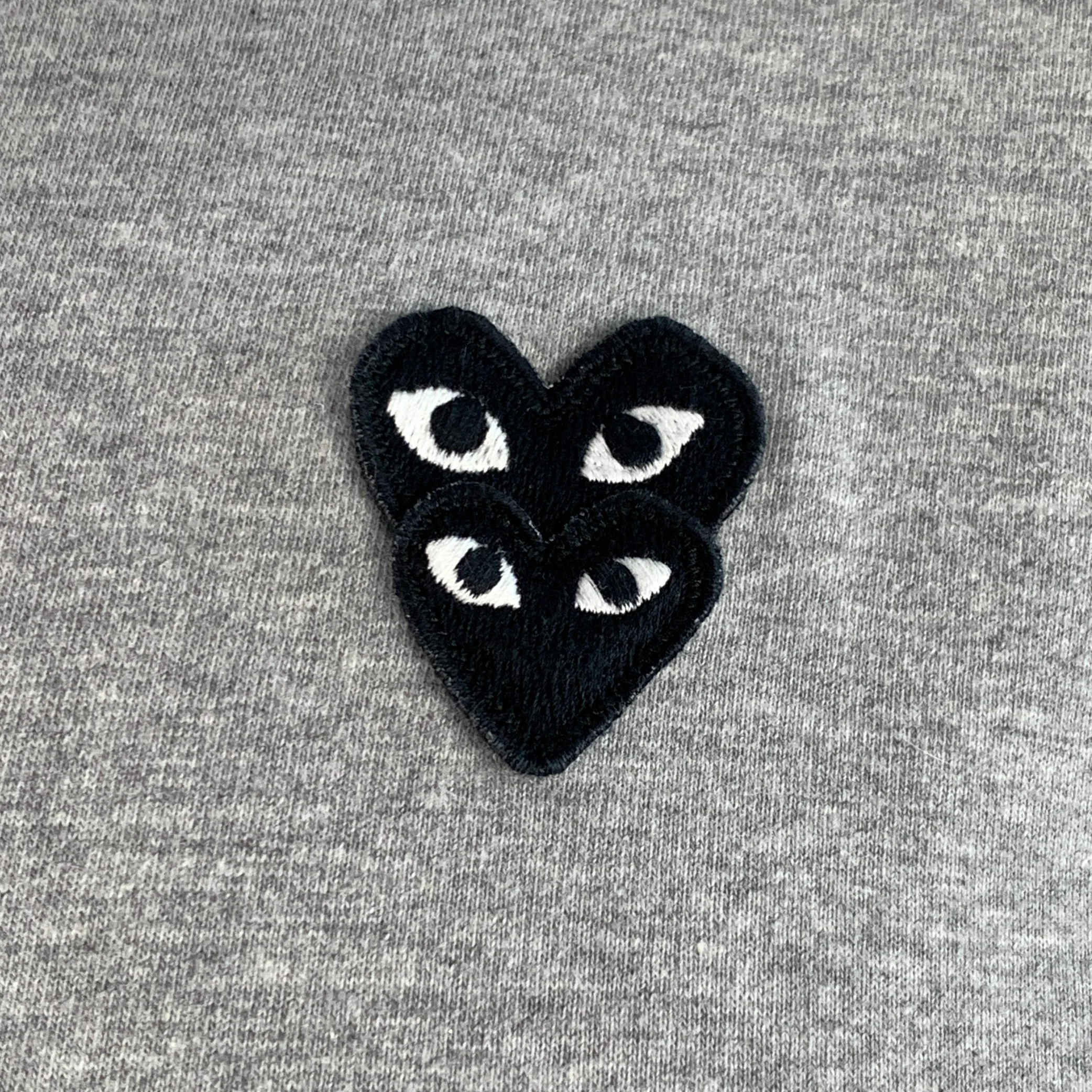 COMME des GARCONS PLAY Size XL Grey Black Hearts Cotton Crew Neck T-shirt - Image 2