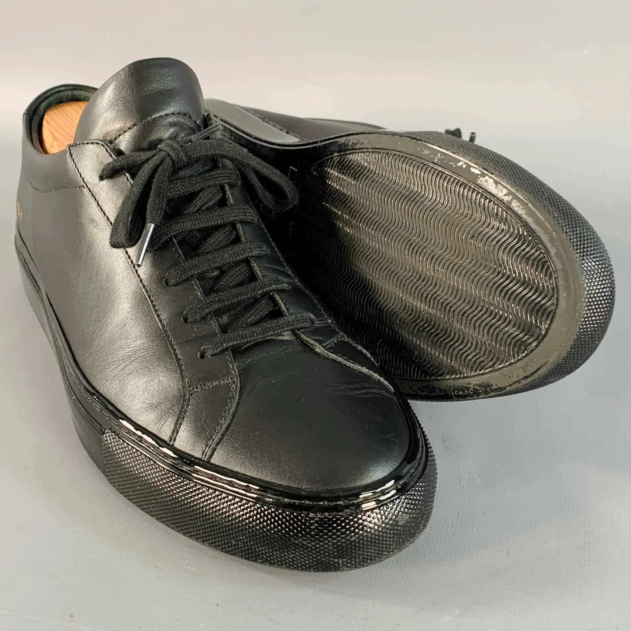 COMMON PROJECTS Size 9 Black Leather Low Top Shiny Sole Sneakers - Image 5