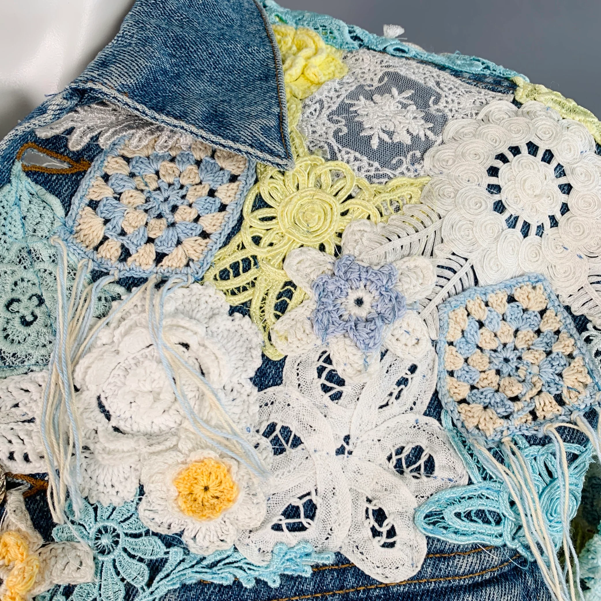 EARTHLING VIP Size M Poetic Lust Blue White Yellow Crochet Lace Cotton Trucker Jacket - Image 3