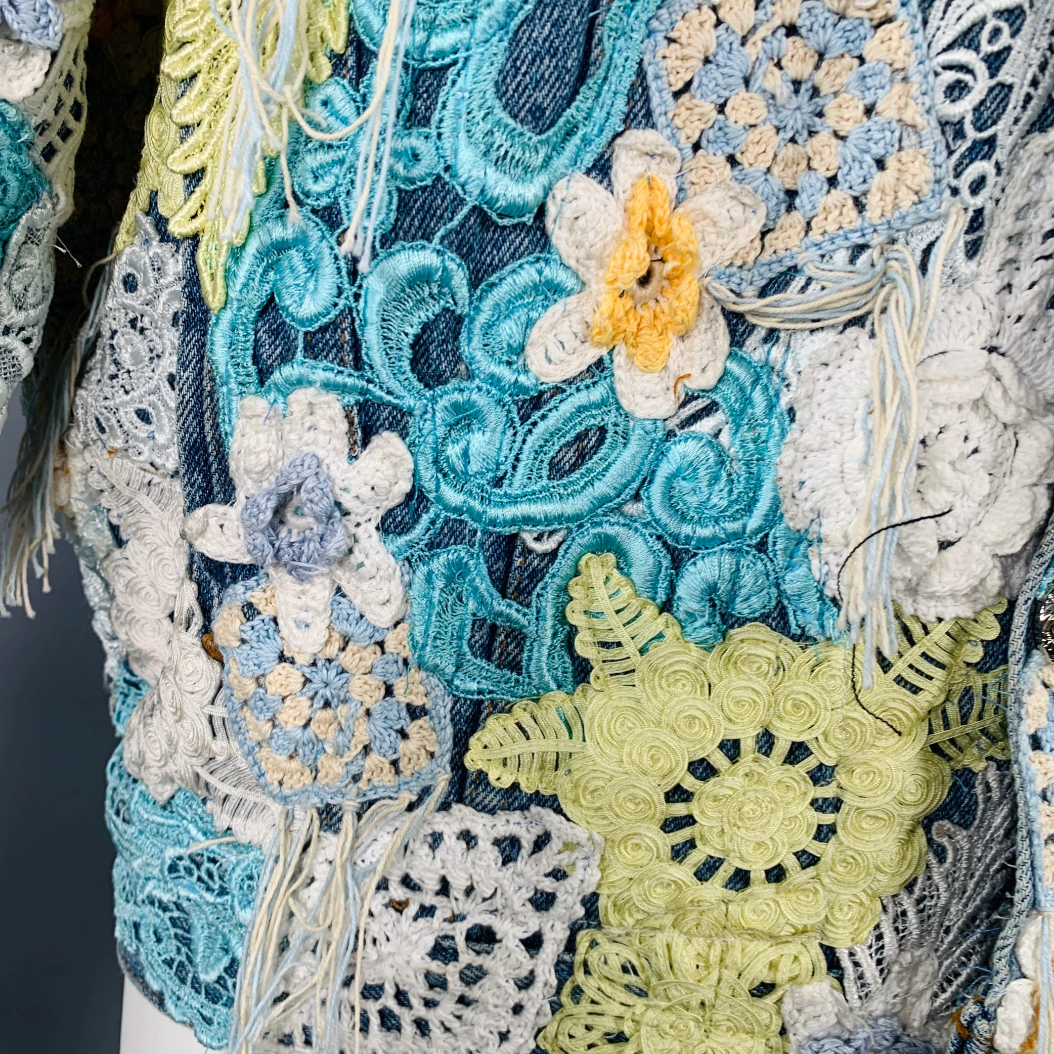EARTHLING VIP Size M Poetic Lust Blue White Yellow Crochet Lace Cotton Trucker Jacket - Image 5