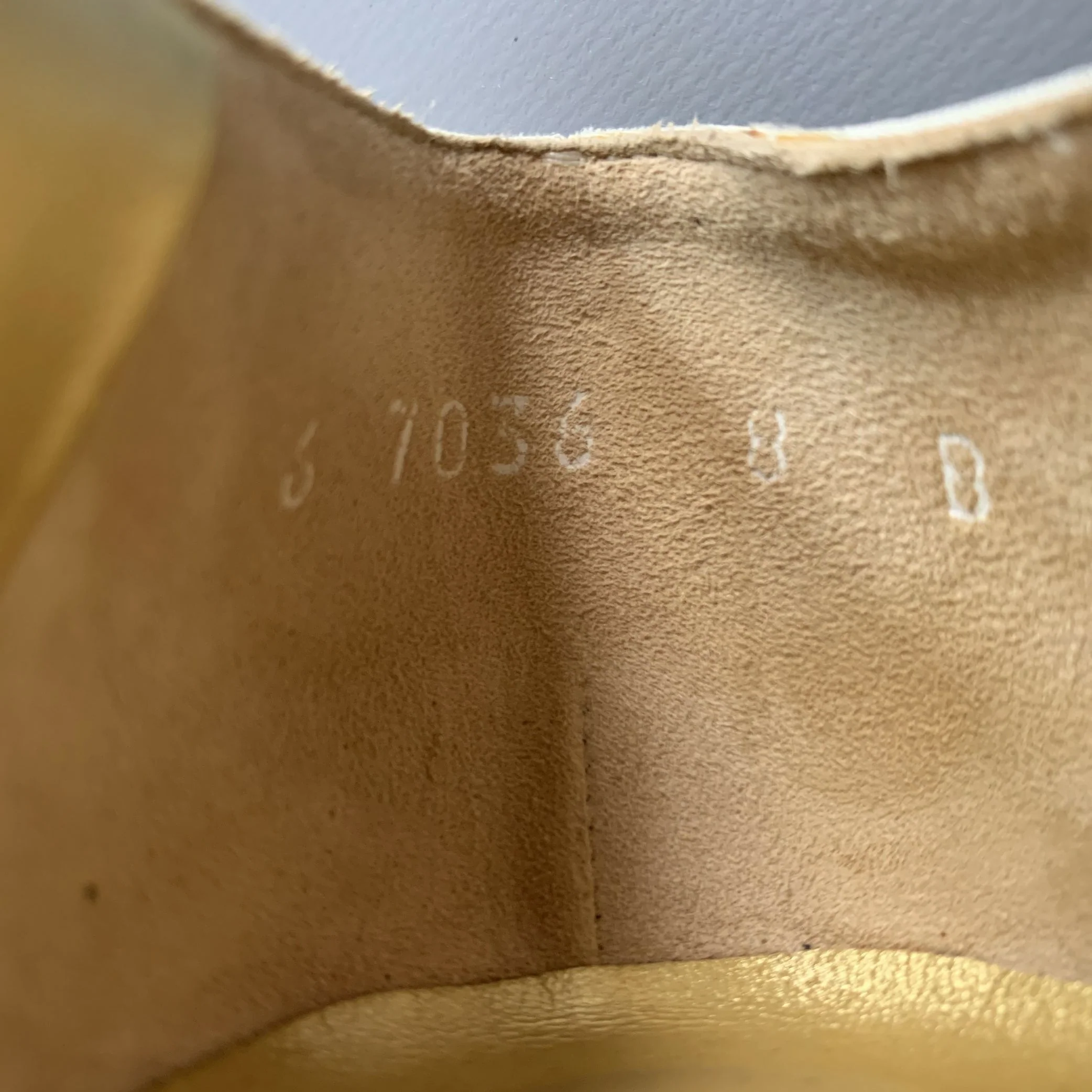 ESCADA Size 8 Ivory Silk Leather T- Strap Pumps - Image 8
