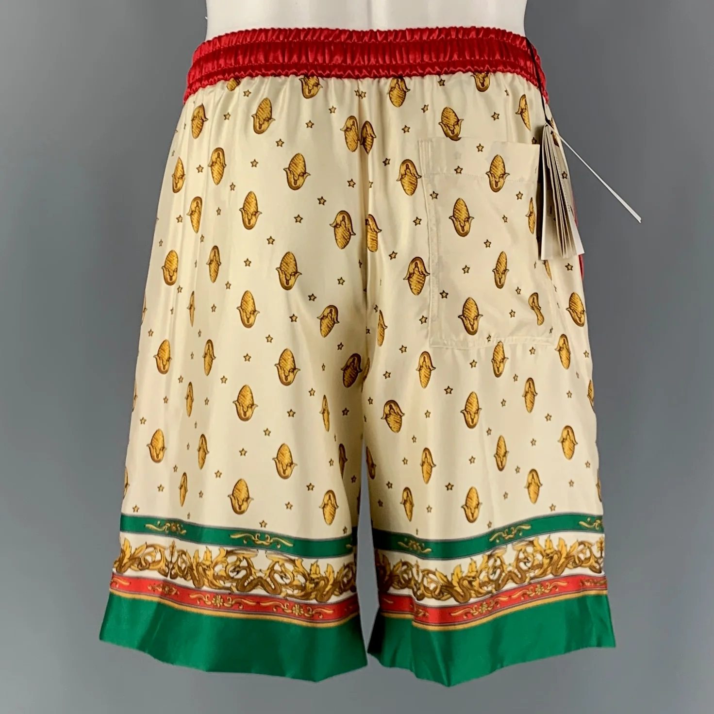 GUCCI 2019 Size 30 Red Beige Graphic Acetate Shorts - Image 3