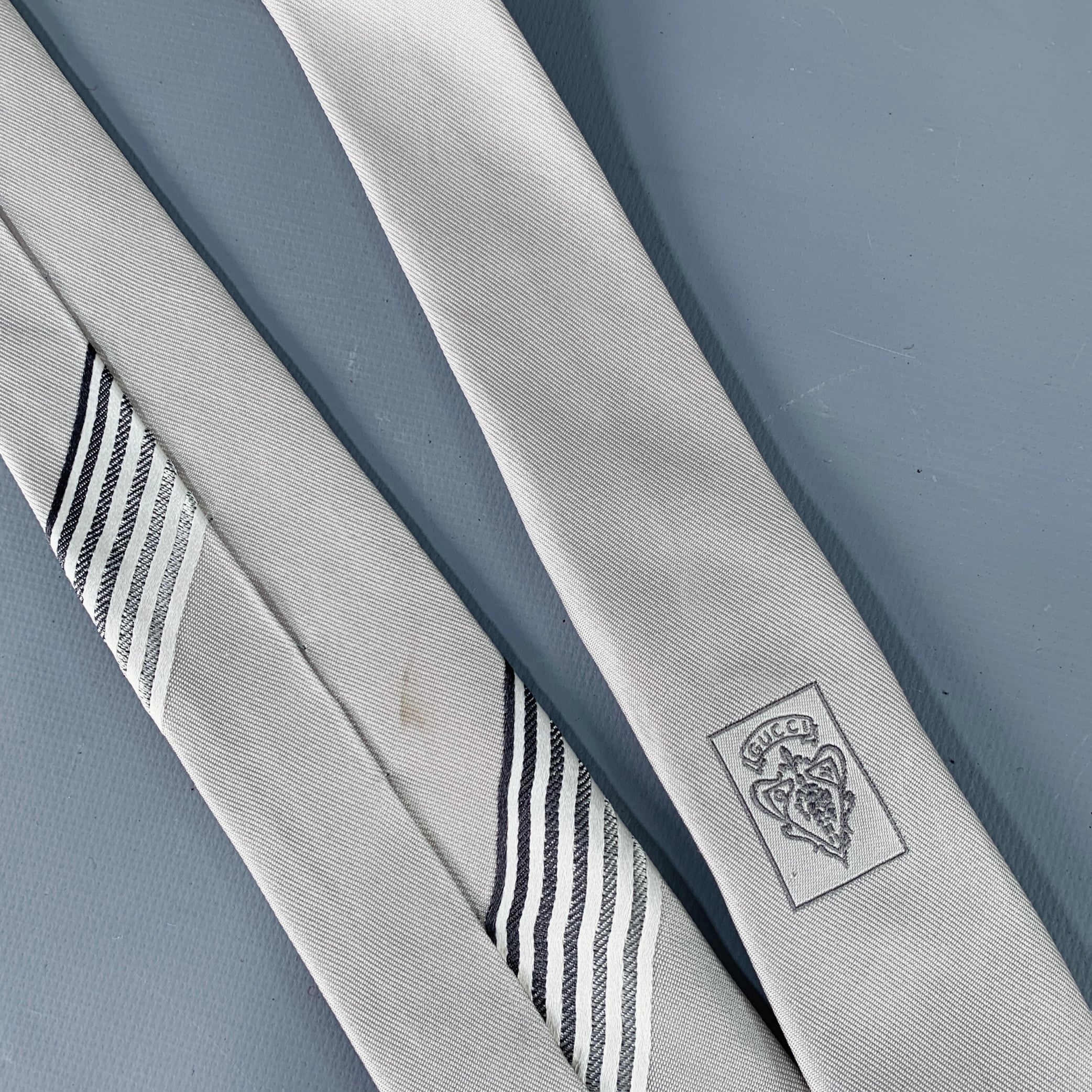 GUCCI Grey Silver Horsebit Stripe Silk Skinny Tie - Image 6