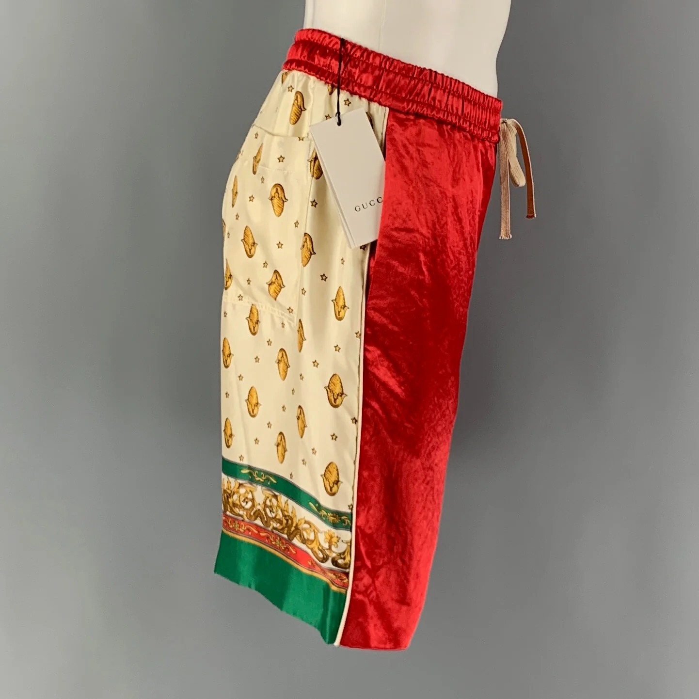 GUCCI Size 30 Red Beige Graphic Acetate Shorts - Image 2