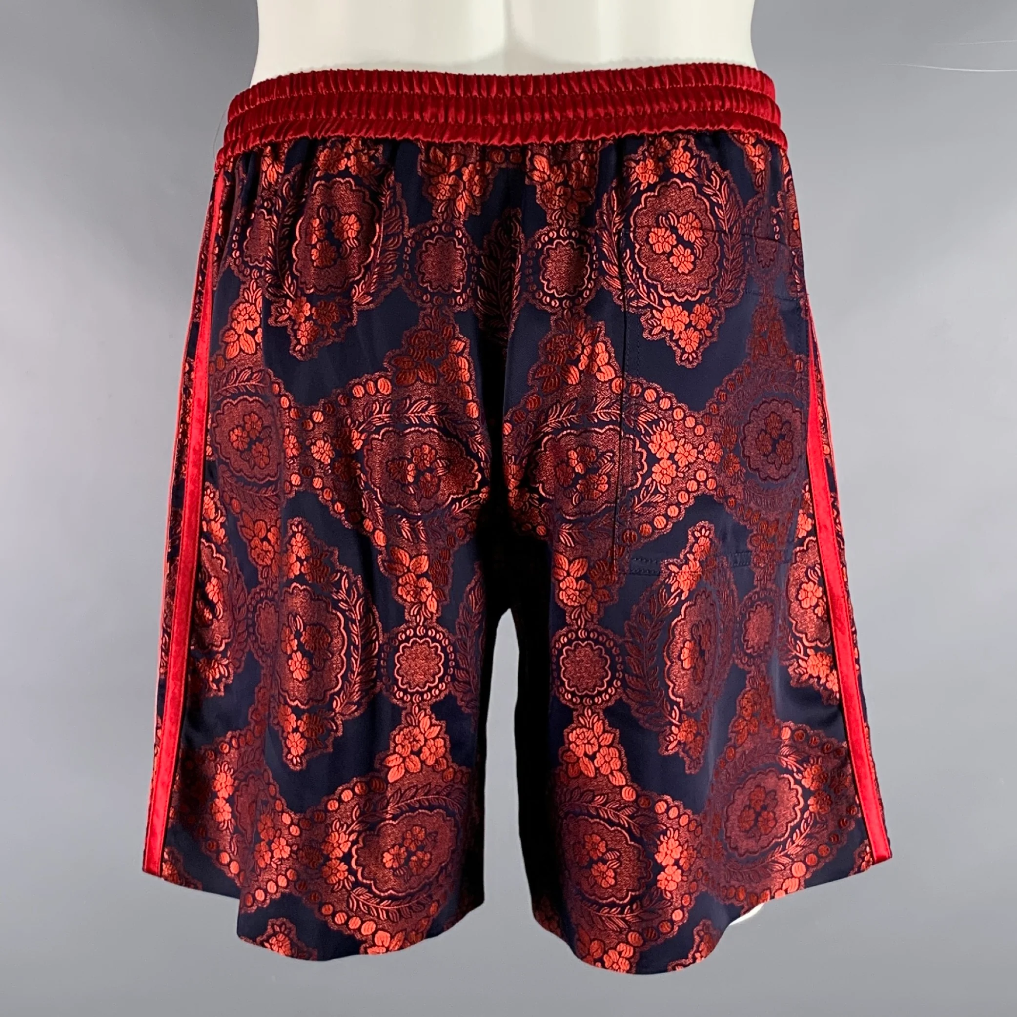GUCCI Size 30 S Red Navy Brocade Shorts - Image 3