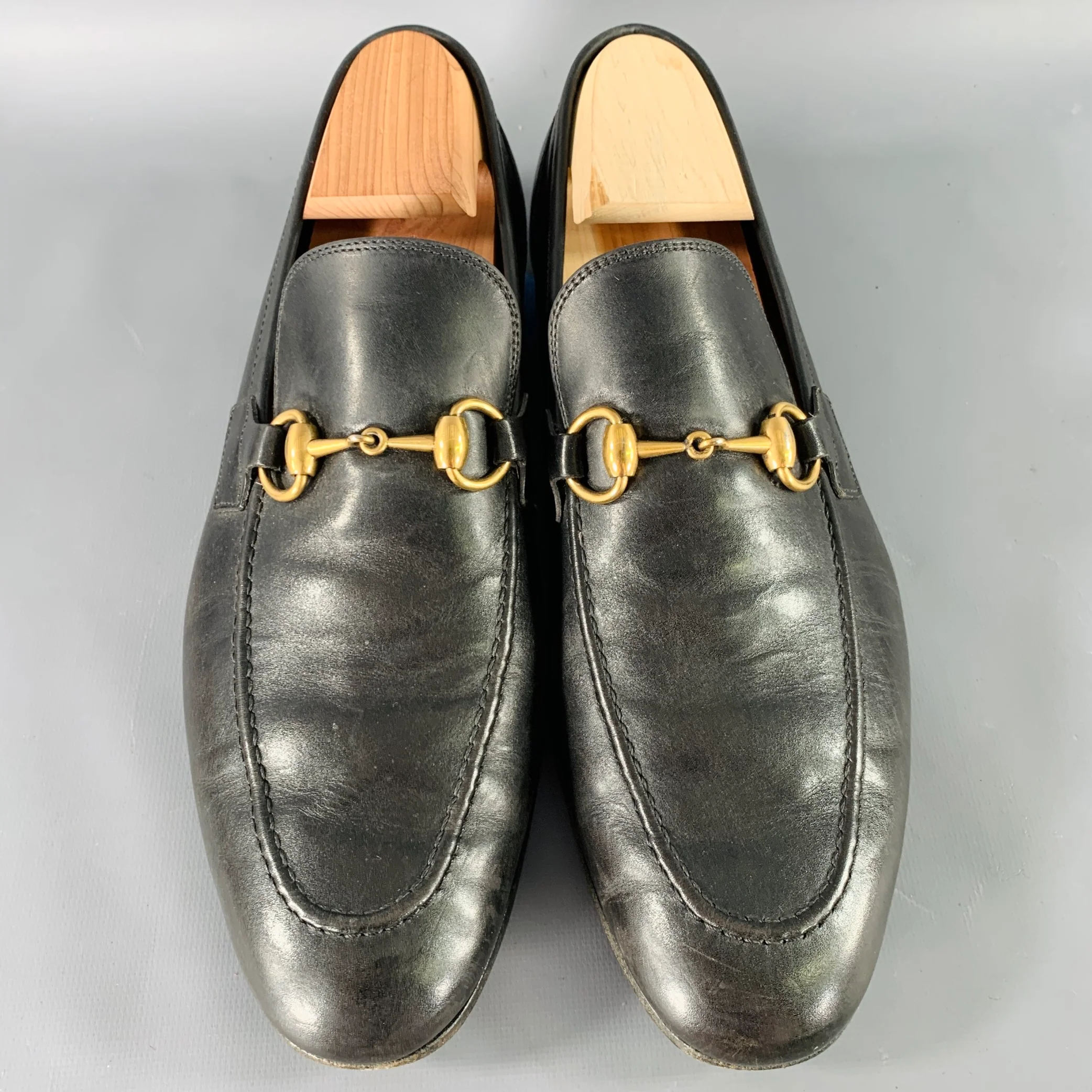 GUCCI Size 9.5 Black Gold Horsebit Leather Loafers - Image 4