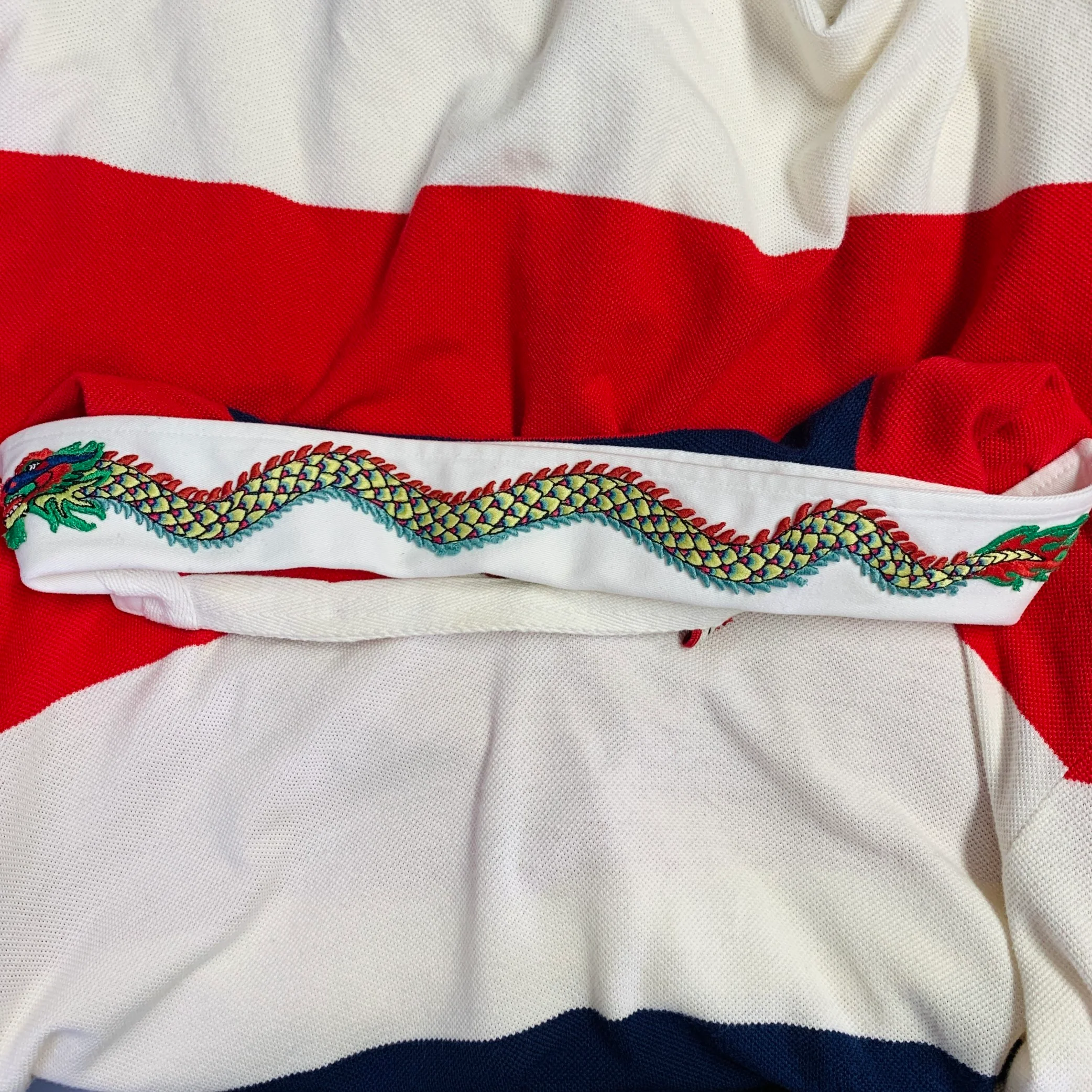 GUCCI Size M Cream Navy Red Stripe Dragon Applique Polo - Image 5