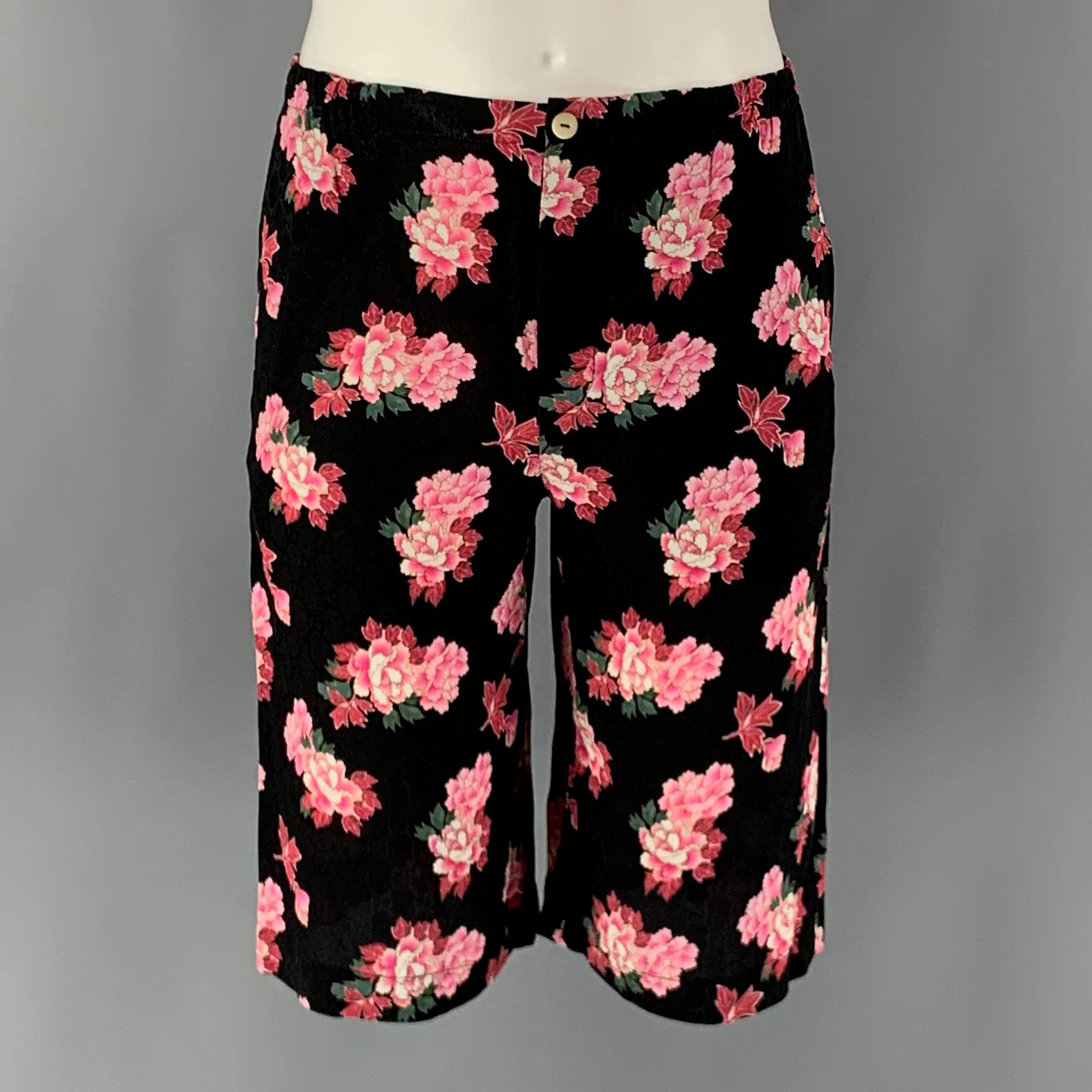 GUCCI Size XS Black Pink Floral Silk Flat Front Shorts