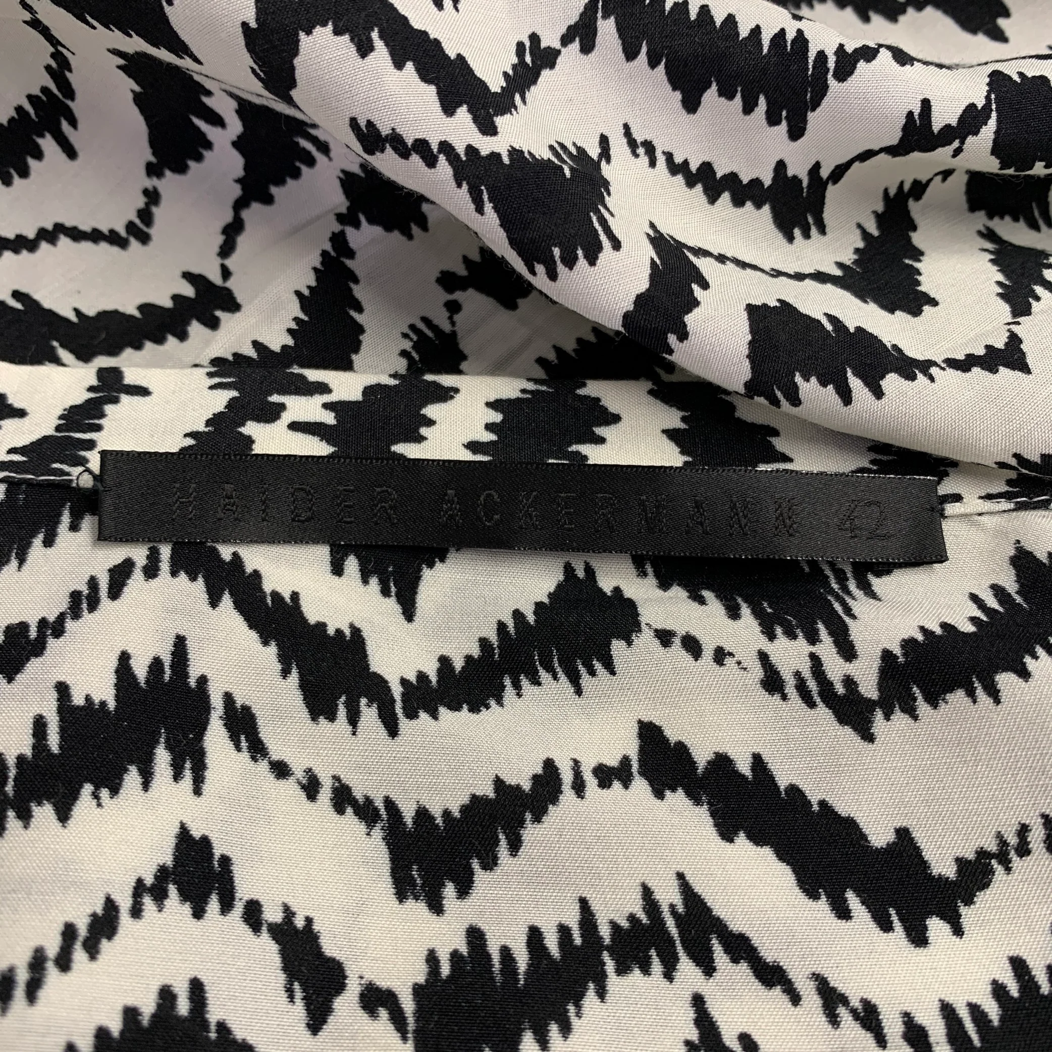 HAIDER ACKERMANN Size L Black White Viscose Silk Zig Zag Collarless Shirt - Image 5