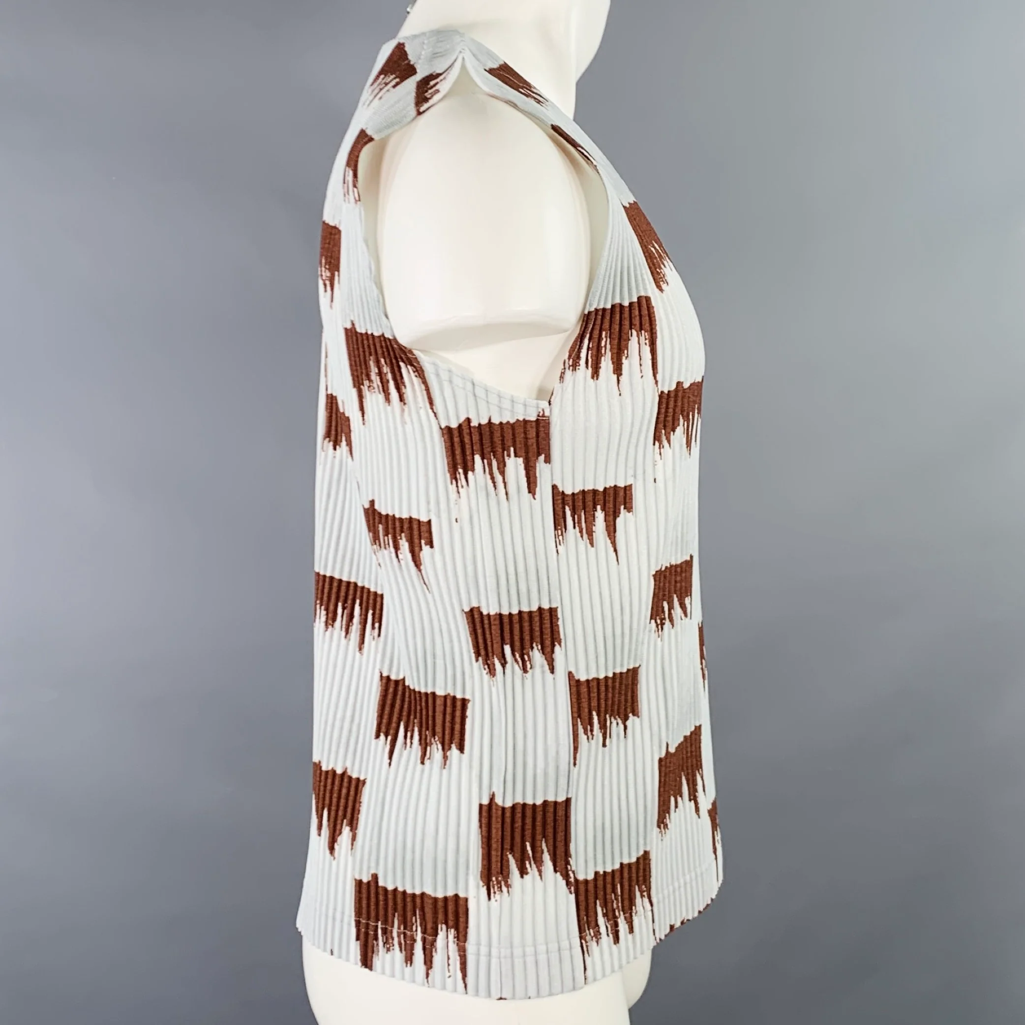 ISSEY MIYAKE HOMME PLISSE Size M Grey Brown Pleated Abstract Polyamide V-Neck Vest - Image 3