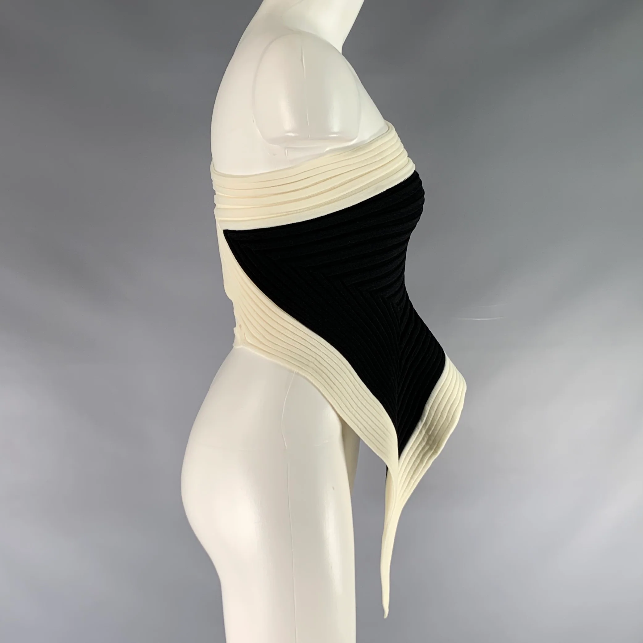ISSEY MIYAKE Size 2 Black White Polyester Ribbed One Shoulder Dress Top - Image 3