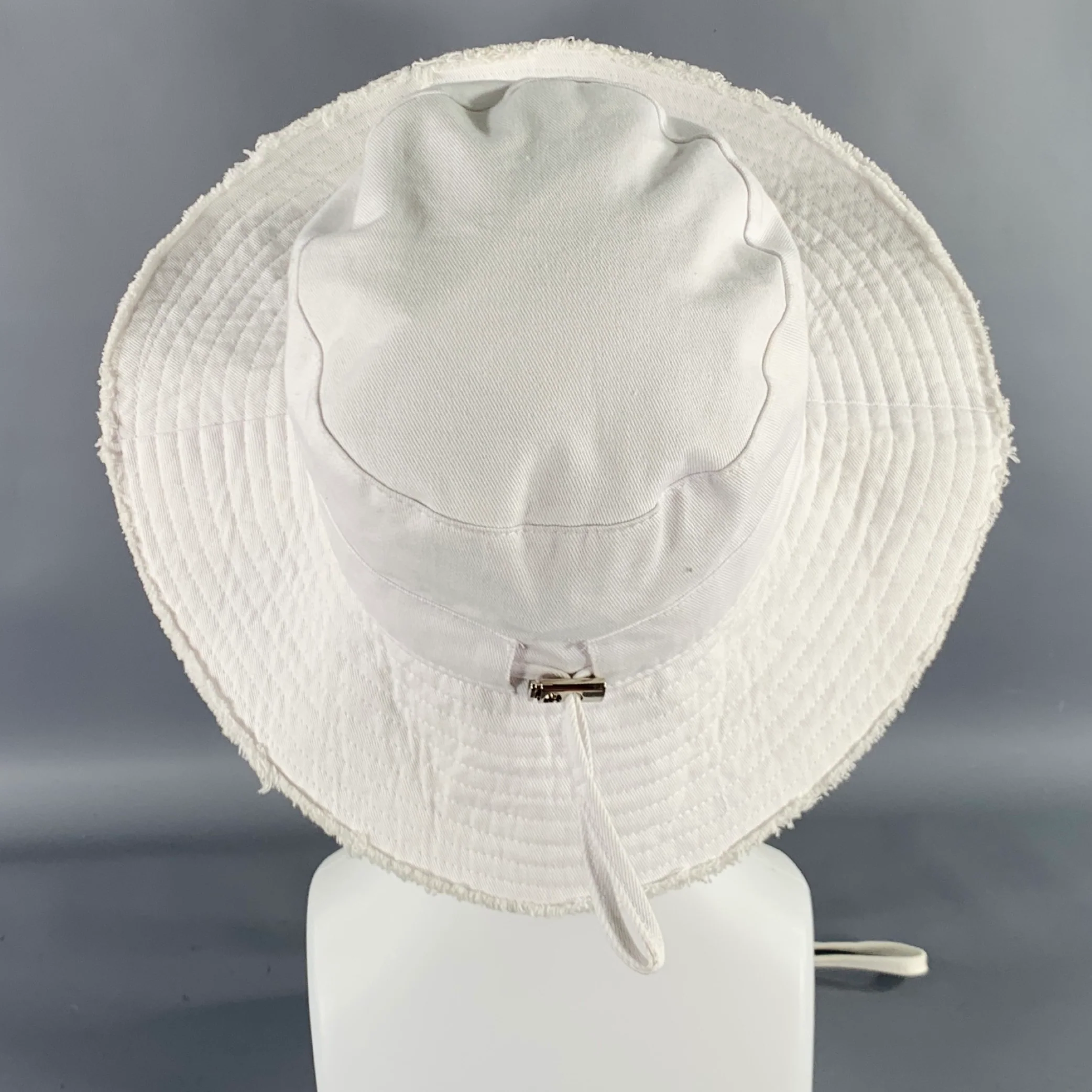 JACQUEMUS White Silver Cotton Raw Edge Hat - Image 5