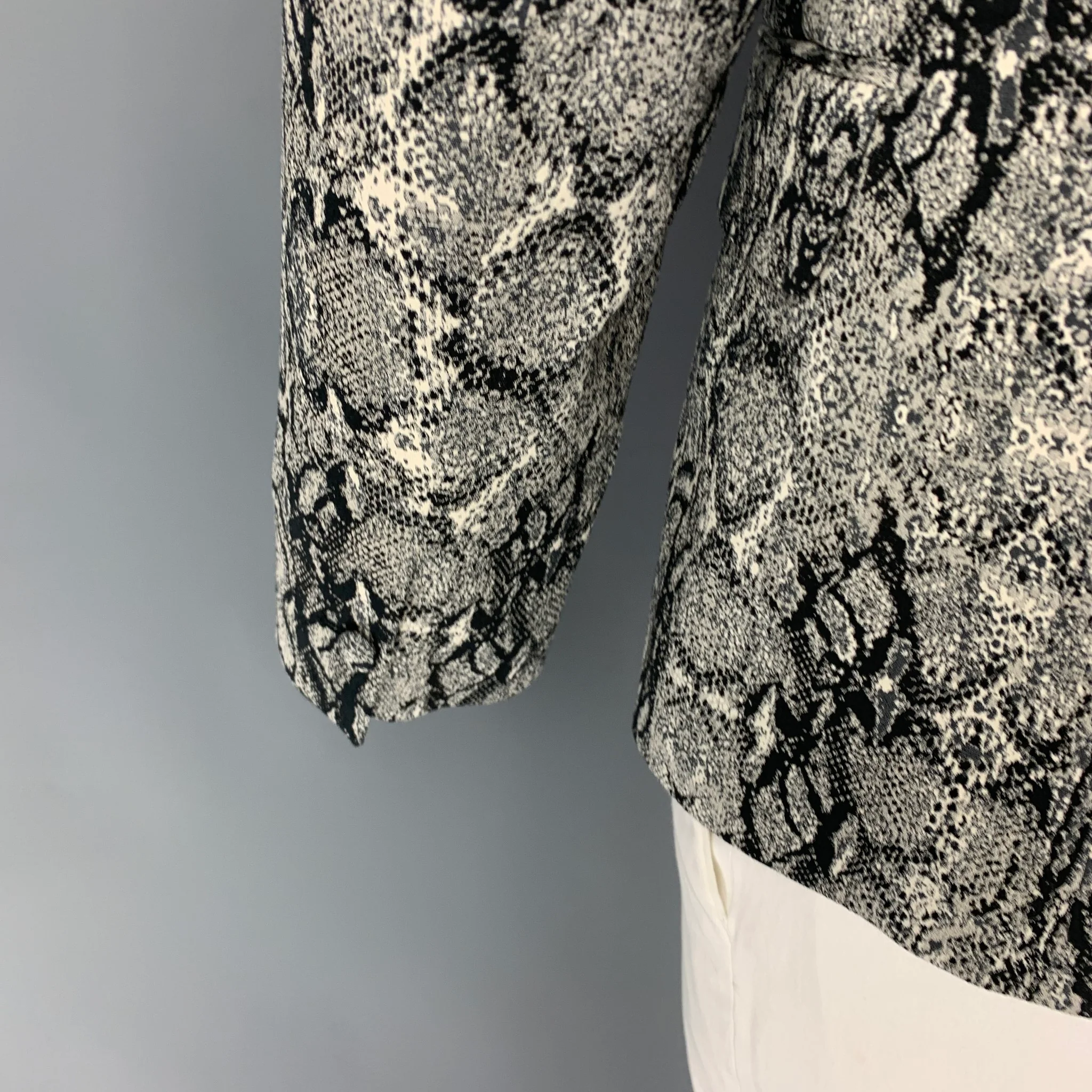 JUST CAVALLI Size 42 Grey Black Snake Skin Print Cotton Blend Peak Lapel Sport Coat - Image 4