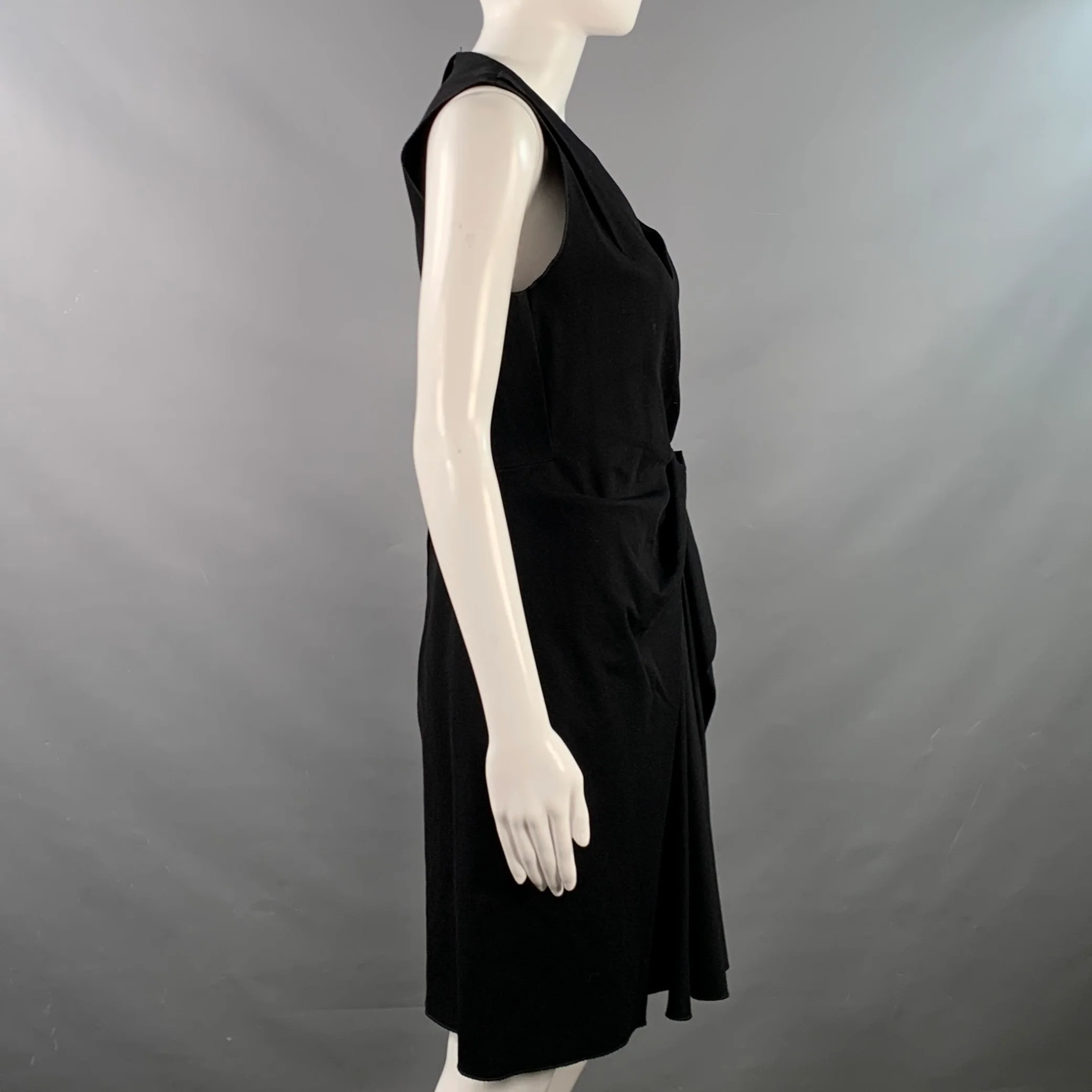 LANVIN 2015 Size 8 Black Linen Blend Ruched Sleeveless V-Neck Dress - Image 3