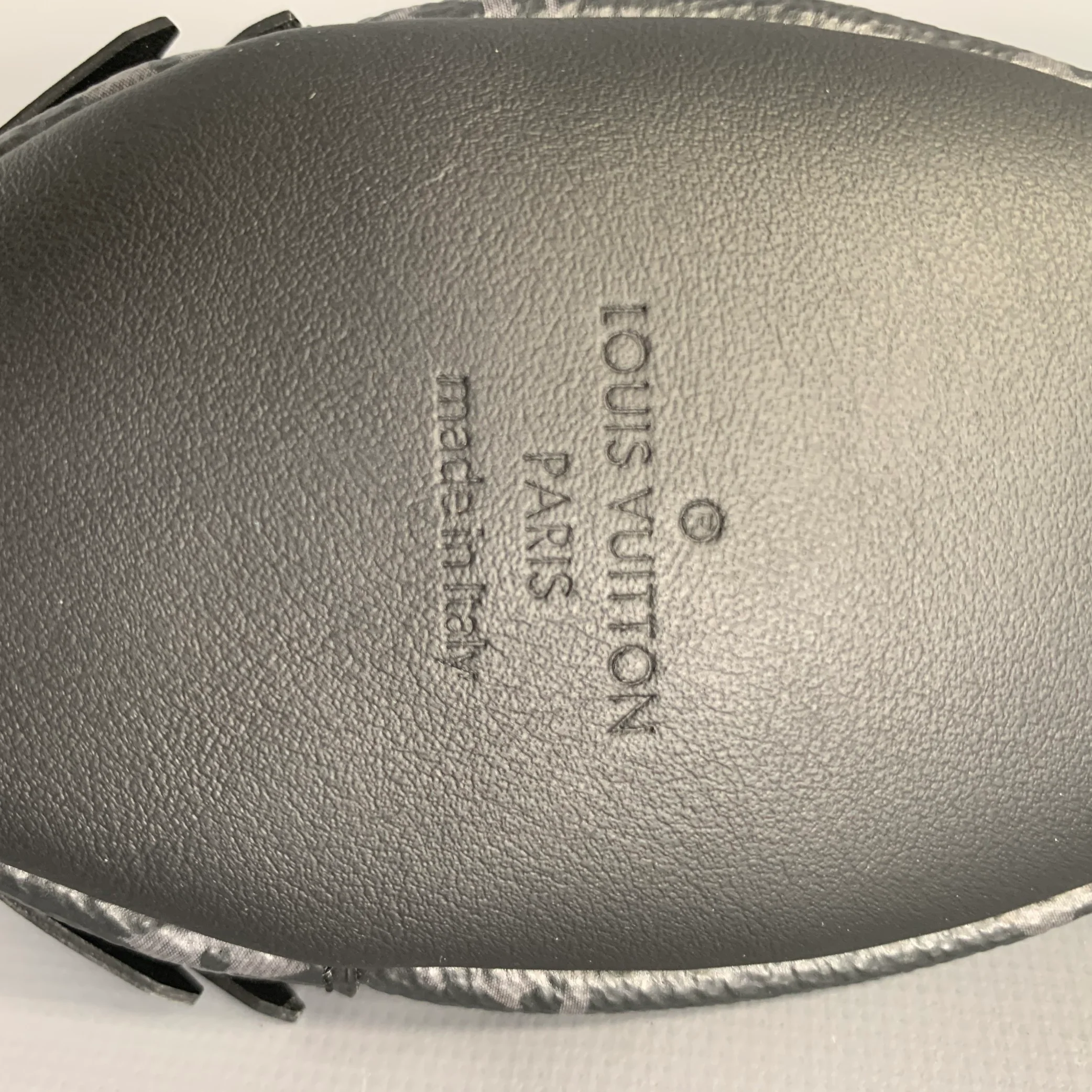LOUIS VUITTON Black Grey M00962 Logo Lambskin Canvas Bag - Image 7