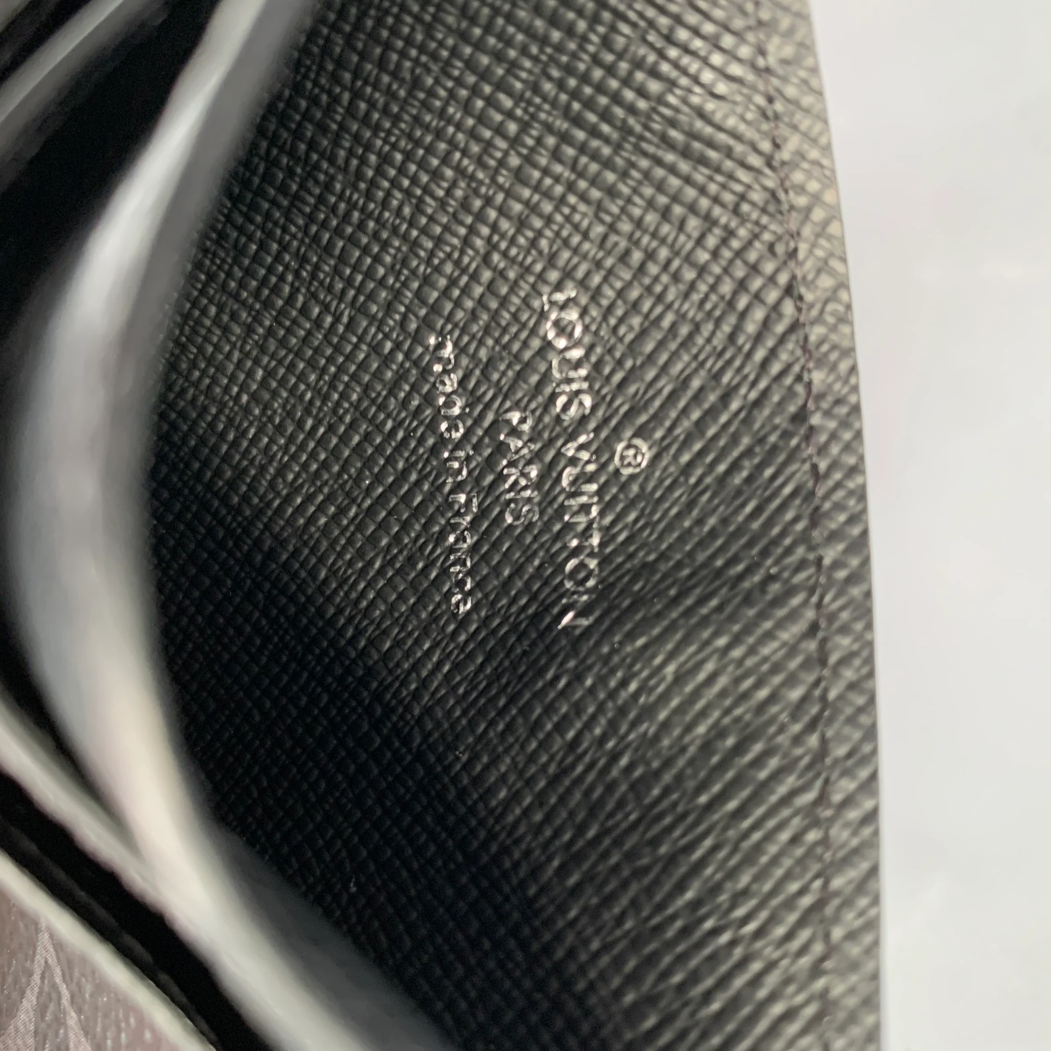 LOUIS VUITTON Black Grey M62170 Logo Lambskin Wallet - Image 3