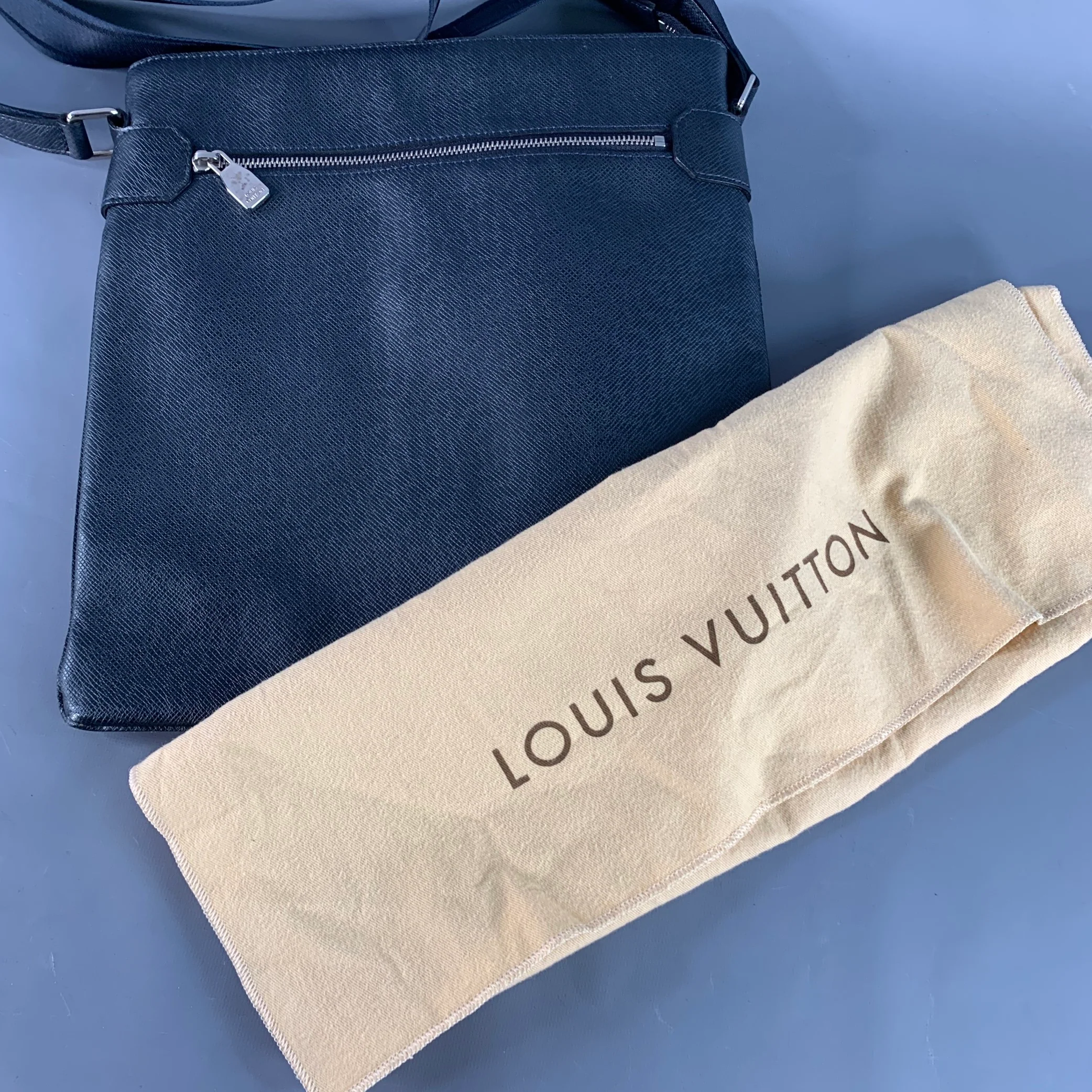 LOUIS VUITTON Sasha Navy Taiga Leather Shoulder Bag - Image 10