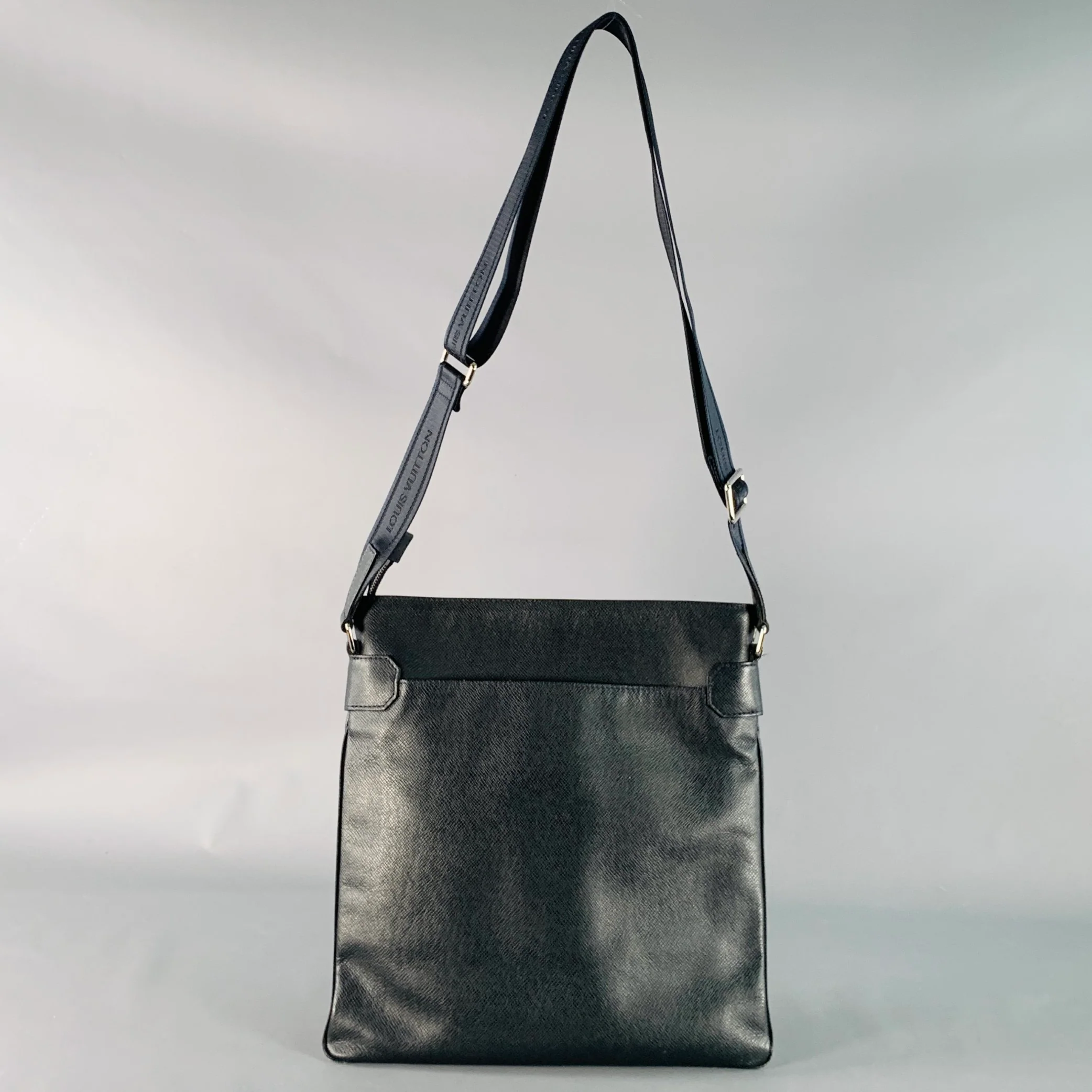 LOUIS VUITTON Sasha Navy Taiga Leather Shoulder Bag - Image 4
