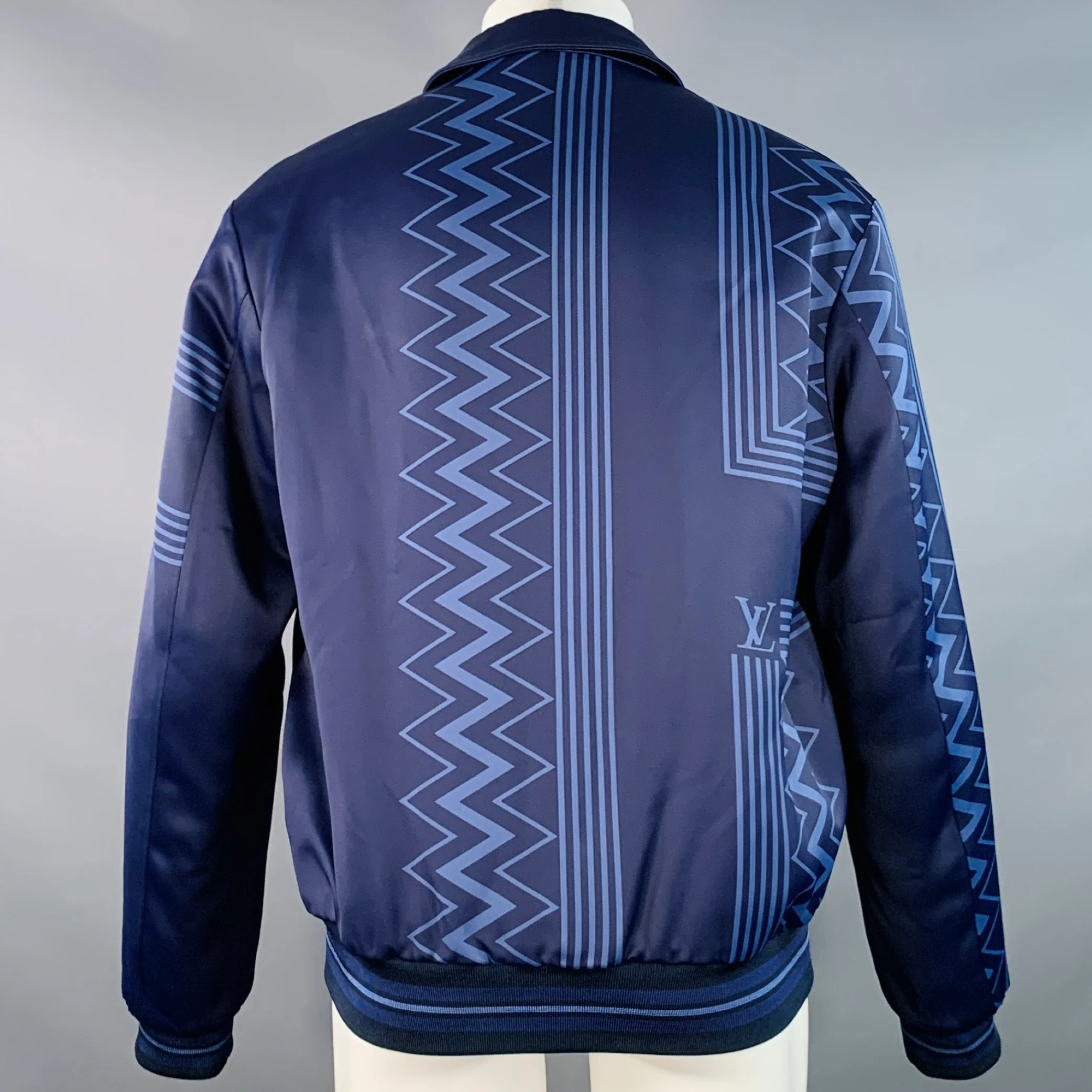 LOUIS VUITTON Size S Karakoram Souvenir Navy Blue Geometric Viscose Snaps Jacket - Image 3