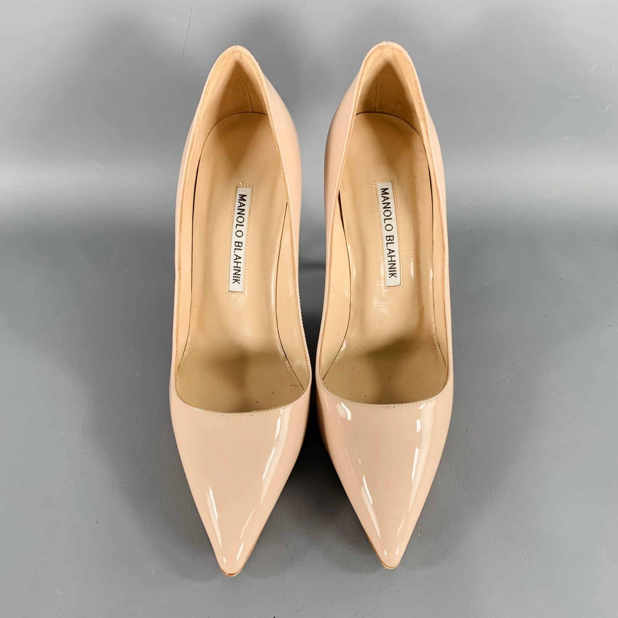 MANOLO BLAHNIK Size 6 Beige Nude Patent Leather Pointed Toe Pumps - Image 4