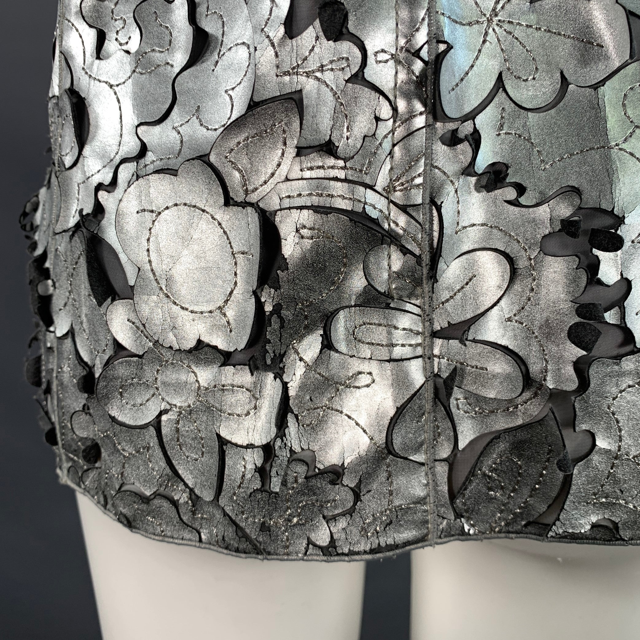 MARC JACOBS Size 0 Silver Grey Leather Floral Cut Out Sleeveless Dress Top - Image 6