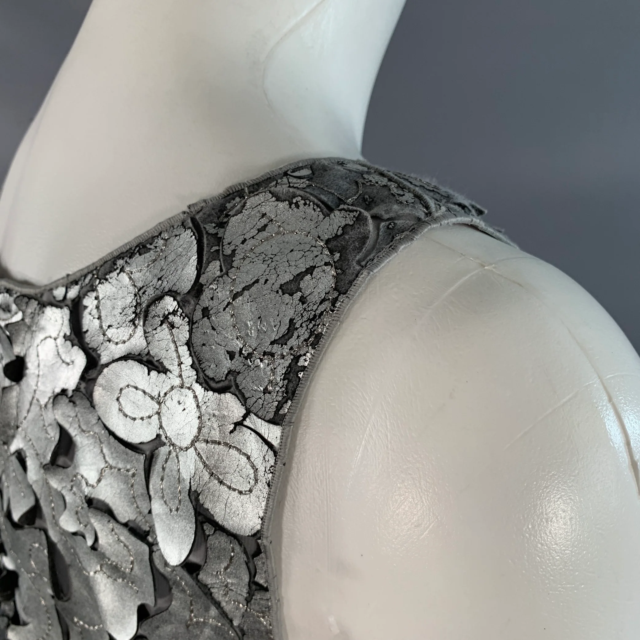 MARC JACOBS Size 0 Silver Grey Leather Floral Cut Out Sleeveless Dress Top - Image 8
