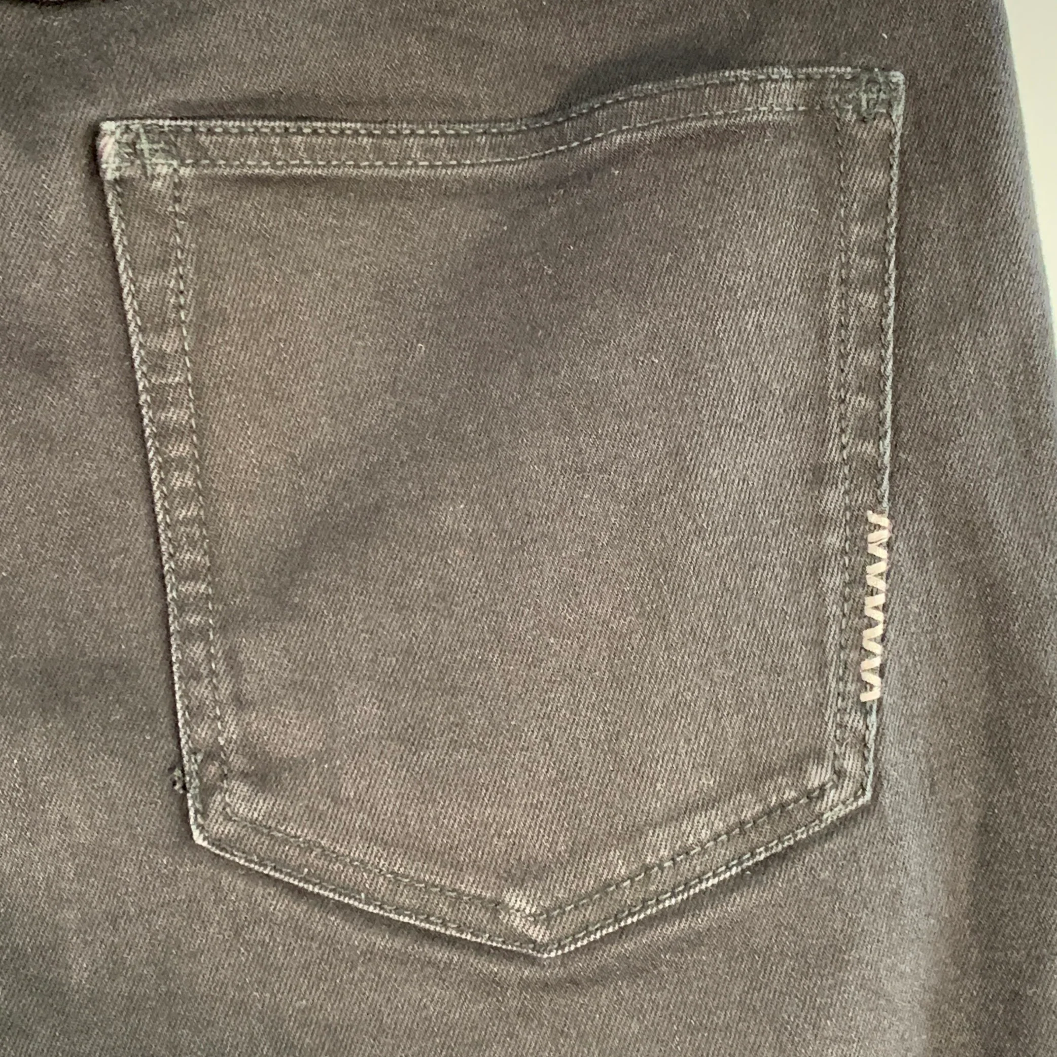 NEUW Size 32 Black Cotton Blend Slim Fit Button Fly Jeans - Image 4